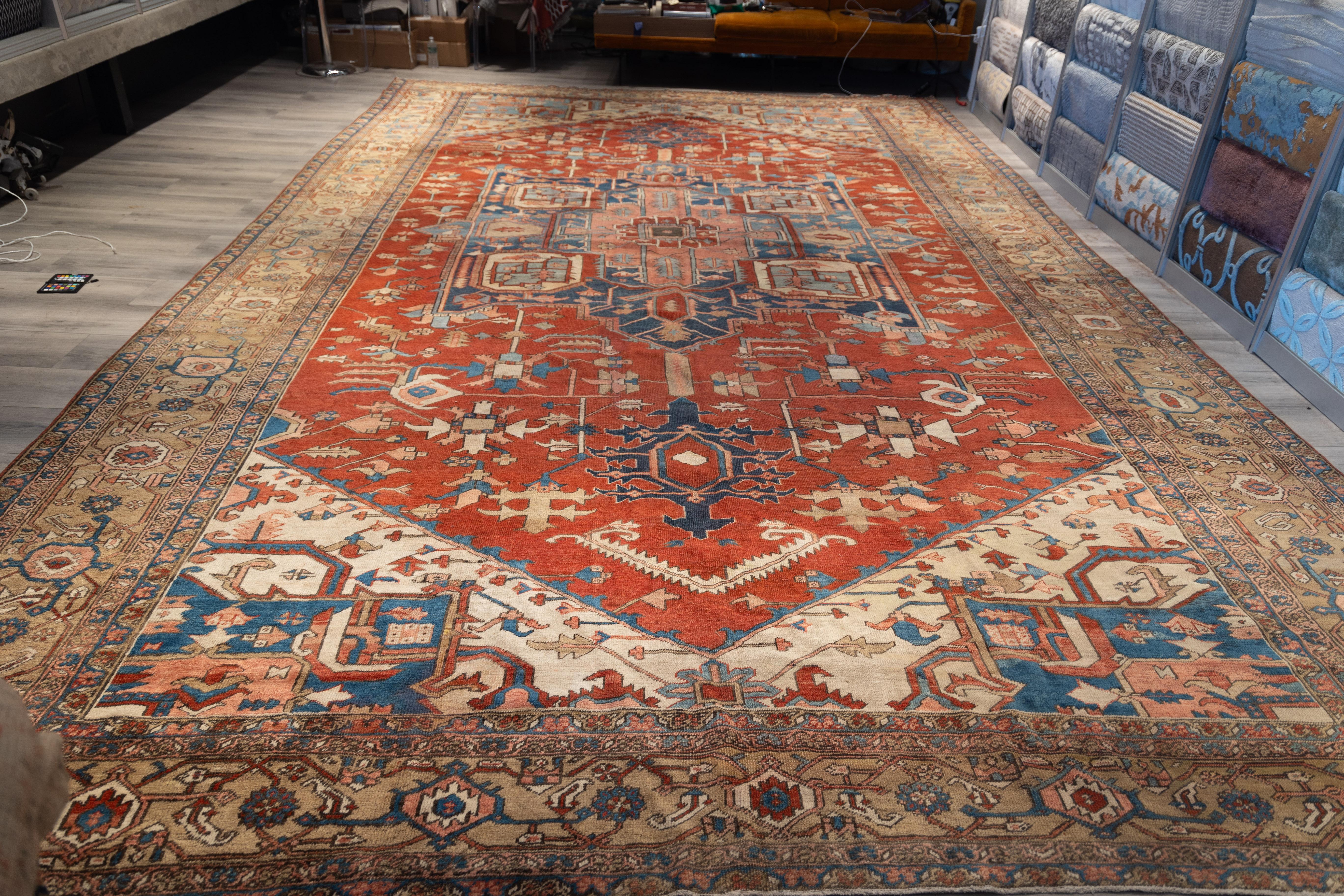 Hand-Woven Large late 19th century central medallion serapi  rug For Sale