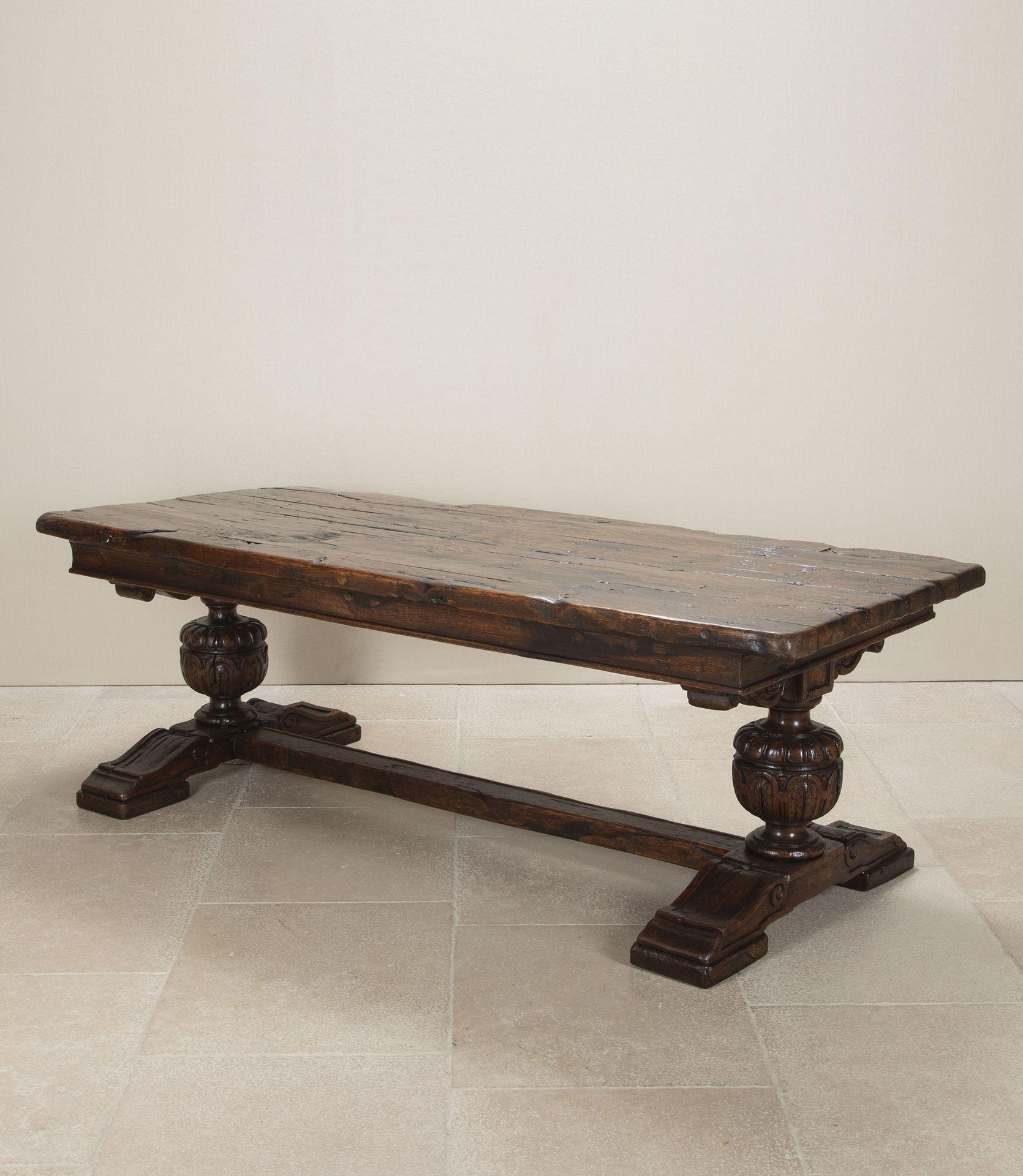 Fabuloso ejemplo de mesa de comedor refectorio de estilo isabelino. Construido en roble macizo, data aproximadamente de 1880. Tanto carácter y encanto y una maravillosa pátina cálida. En la mesa deberían caber fácilmente ocho personas.