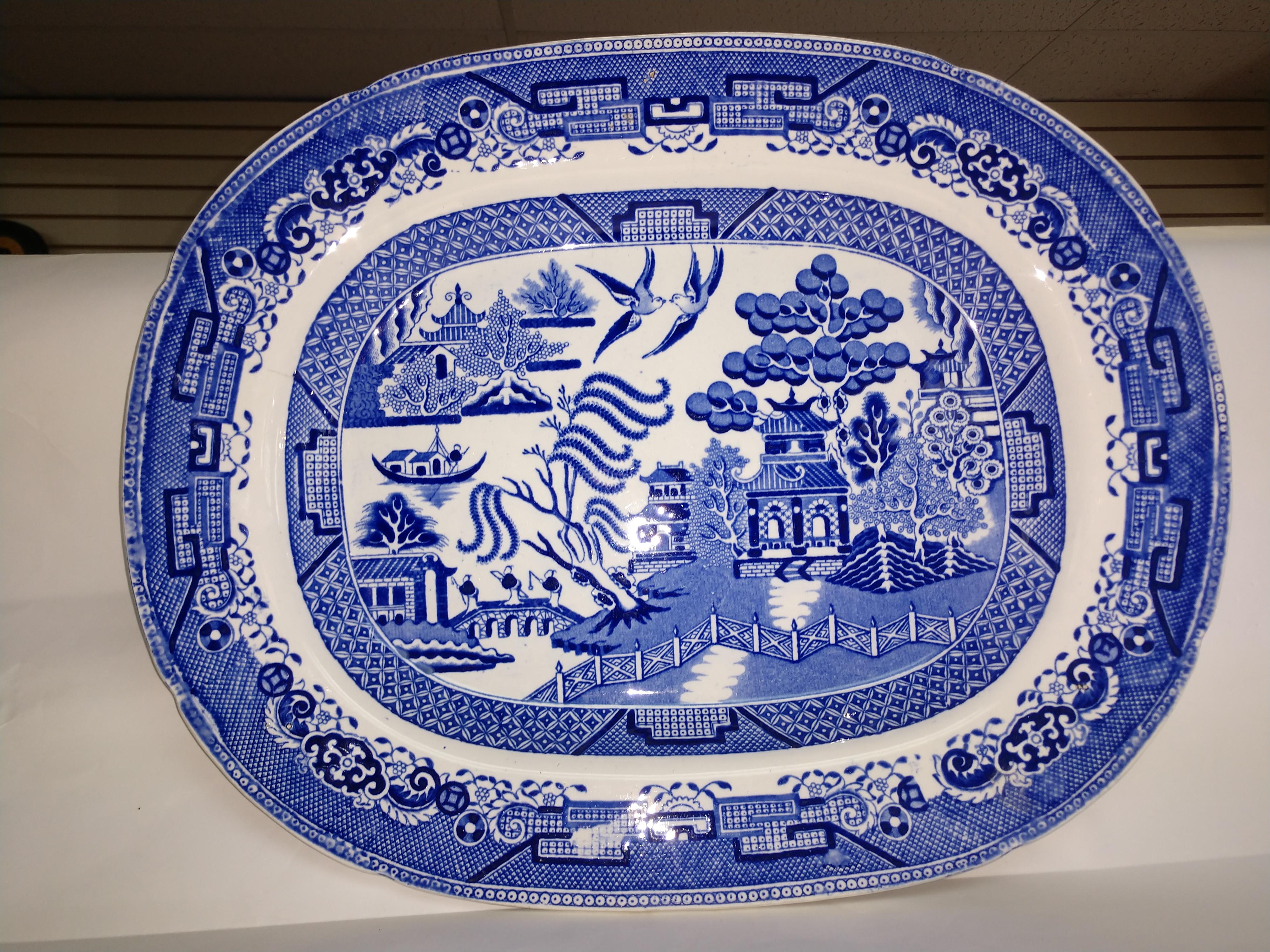 Porcelain Large Late 19th Century English Blue Willow Deep Platter For Sale