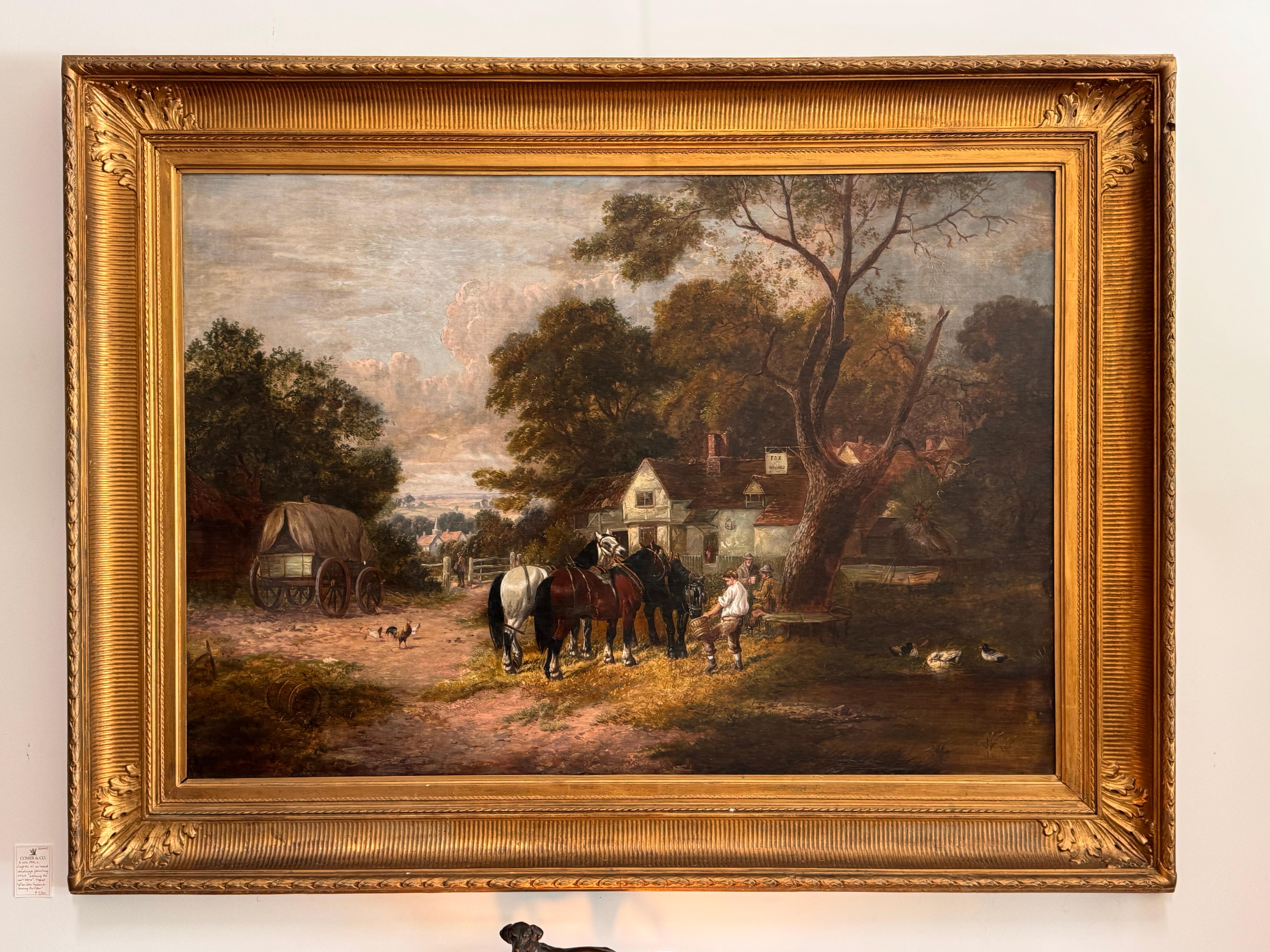 Grande peinture anglaise à l'huile sur carton de la fin du 19e C. représentant une scène de taverne rurale avec un homme abreuvant un attelage de chevaux tandis que d'autres se reposent à proximité. Riche en détails pastoraux et en charme