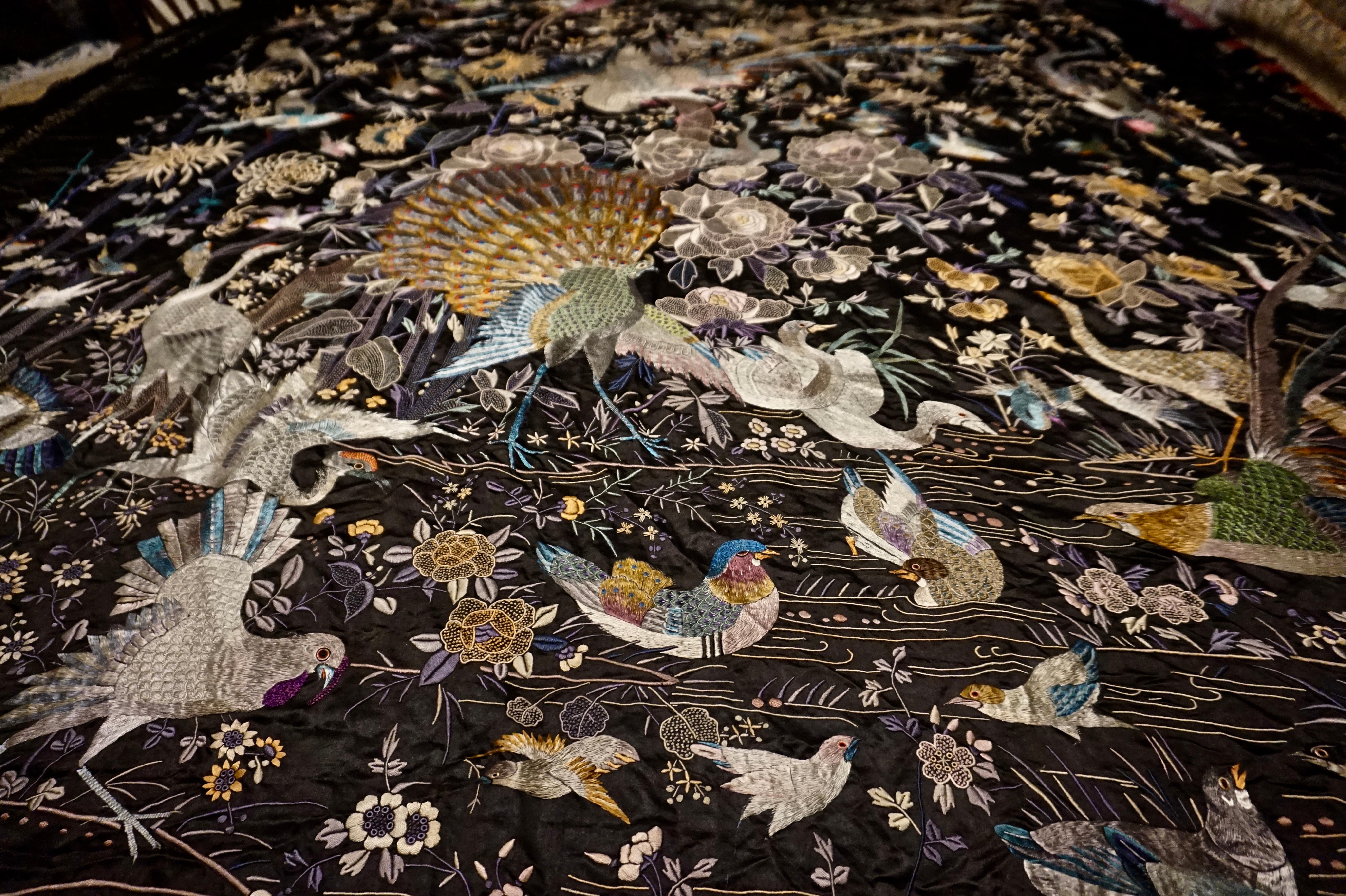 Large Late 19th Century Fine Chinese Silk Embroidery Depicting Multiple Birds In Good Condition In Vancouver, British Columbia