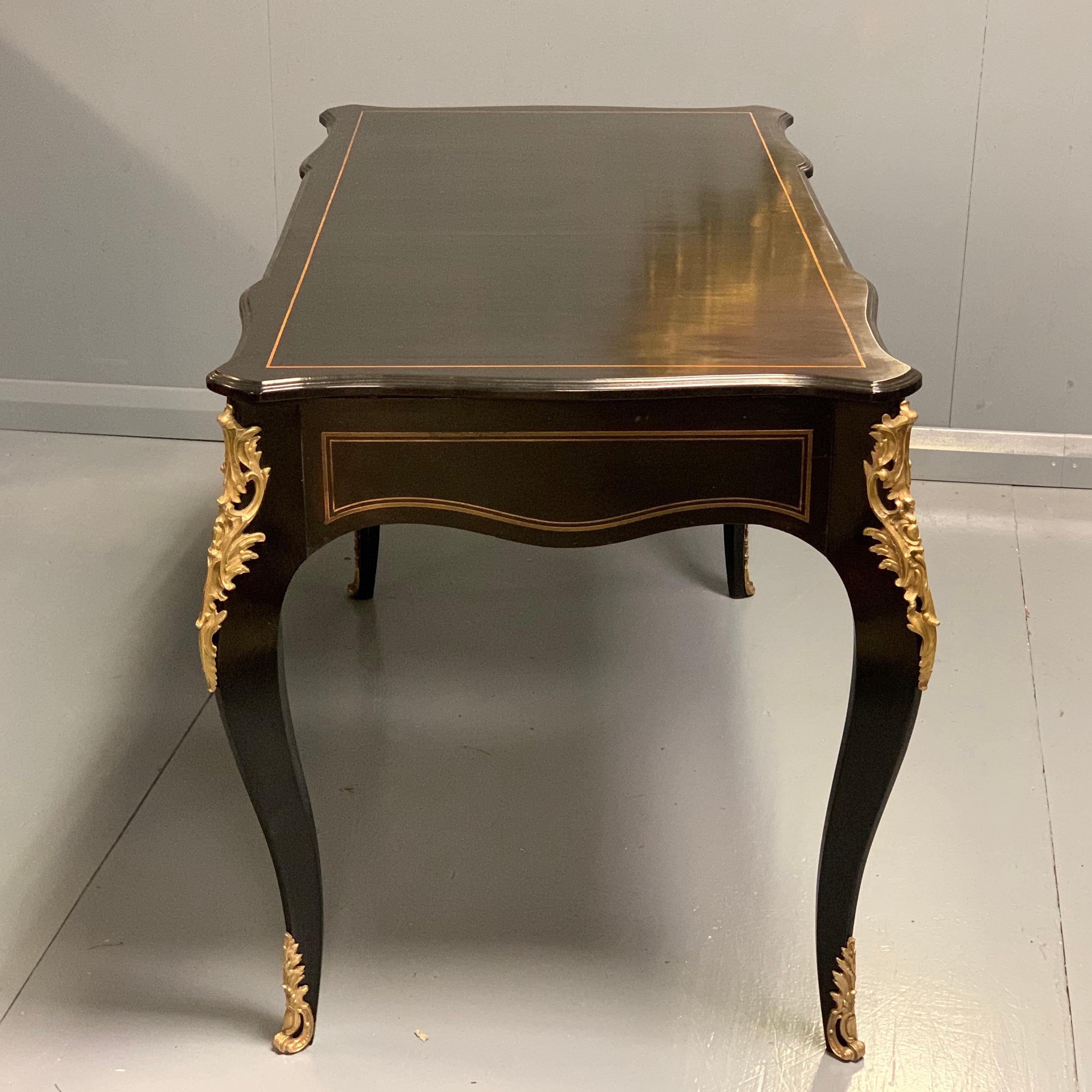 Large Late 19th Century French Black Lacquered and Brass Bureau Plat Desk In Good Condition In Uppingham, Rutland