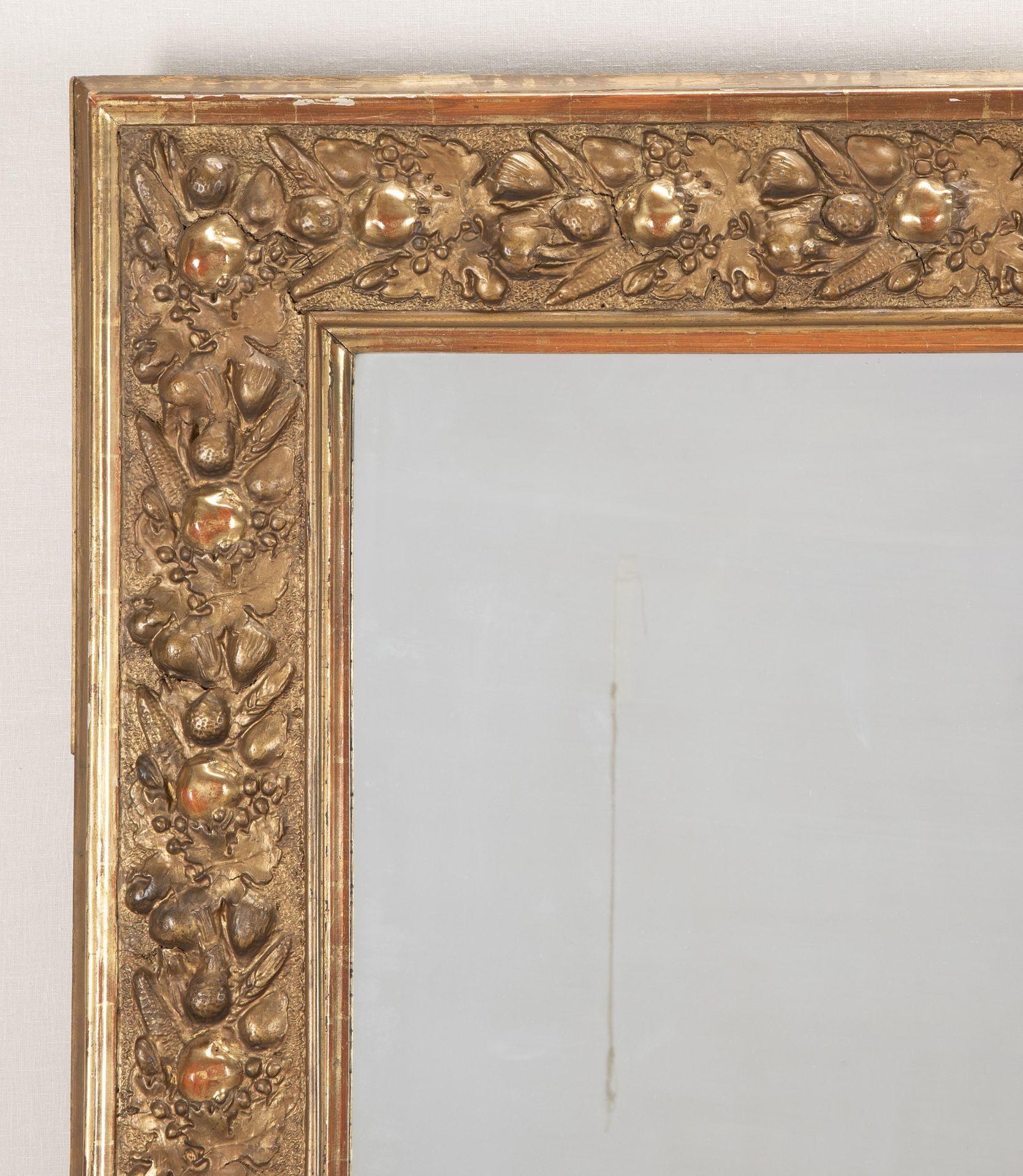 Grande specchio dorato francese della fine del XIX secolo. Con decorazioni di frutta e mais. Circa 1890.