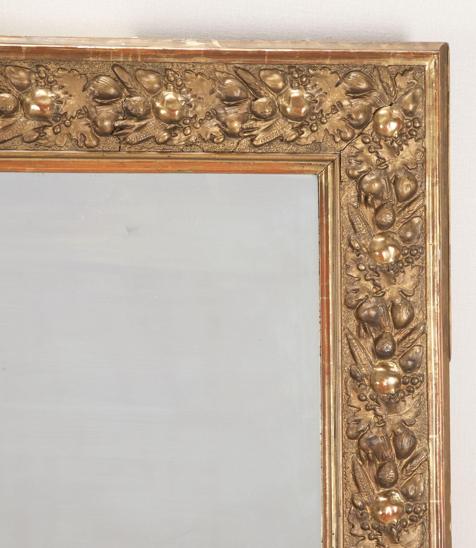 Country Grande specchio con cornice dorata francese della fine del XIX secolo con decorazione di frutta in vendita