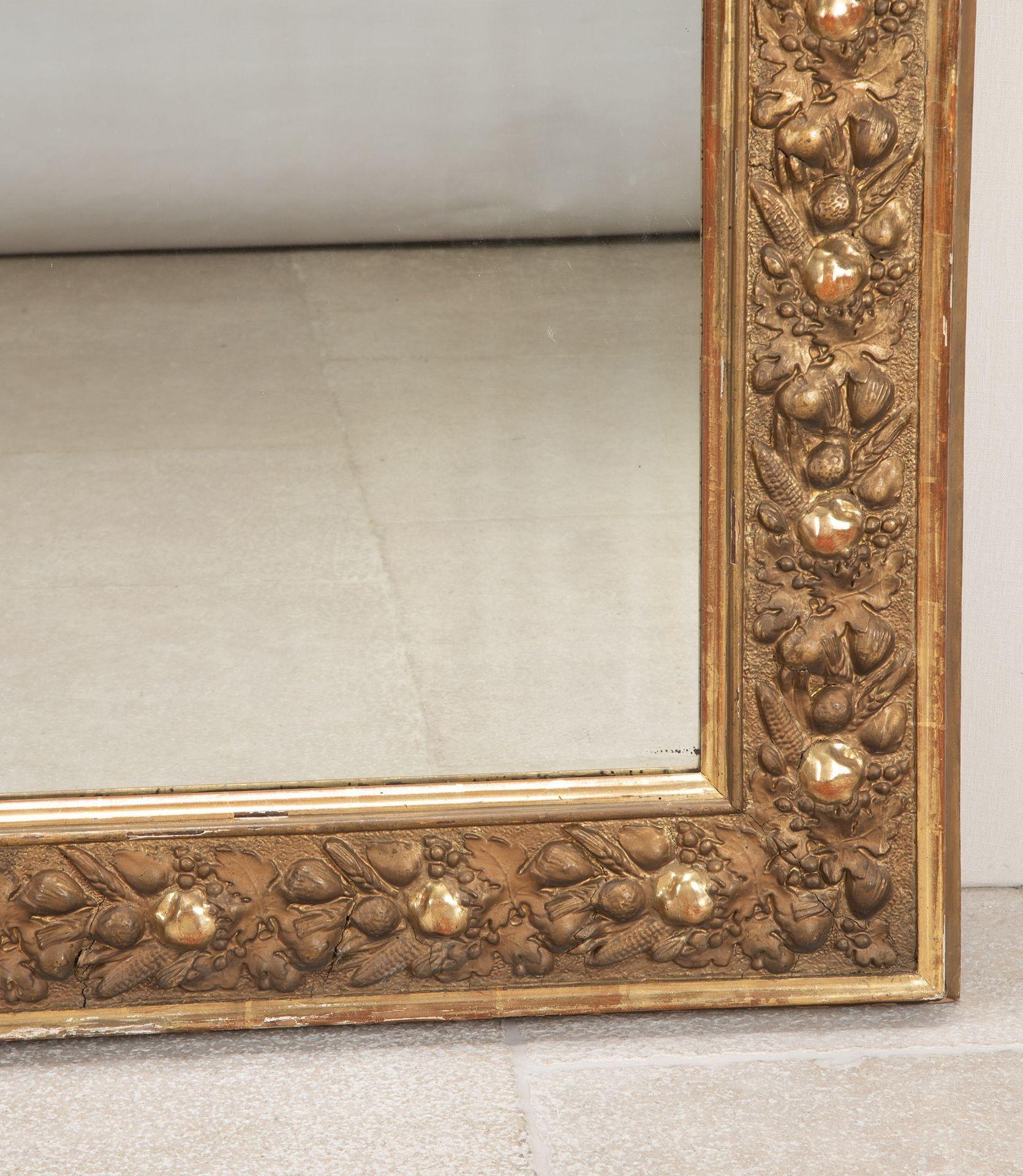 Francese Grande specchio con cornice dorata francese della fine del XIX secolo con decorazione di frutta in vendita
