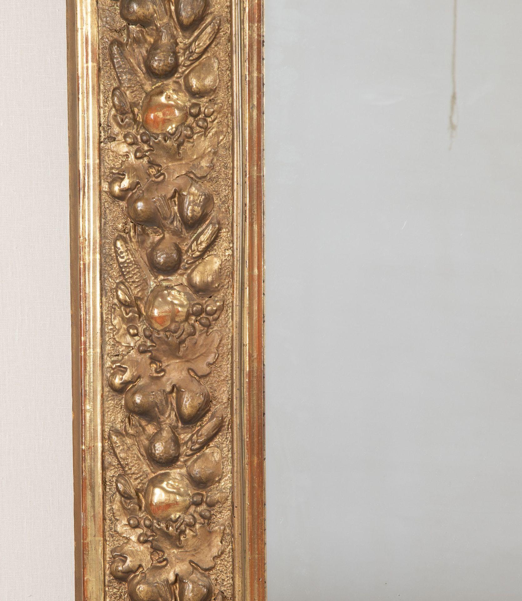 Specchio Grande specchio con cornice dorata francese della fine del XIX secolo con decorazione di frutta in vendita