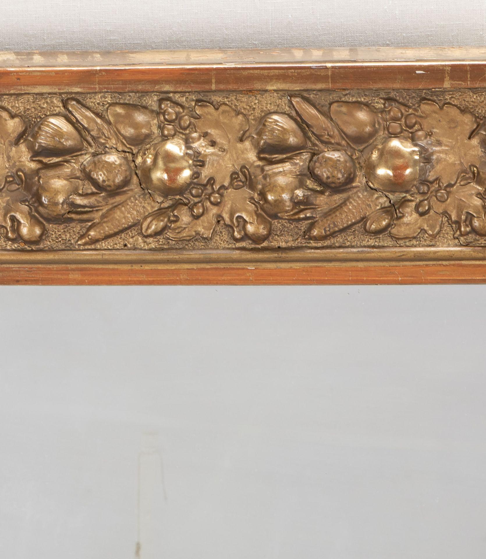 Grande specchio con cornice dorata francese della fine del XIX secolo con decorazione di frutta in vendita 1