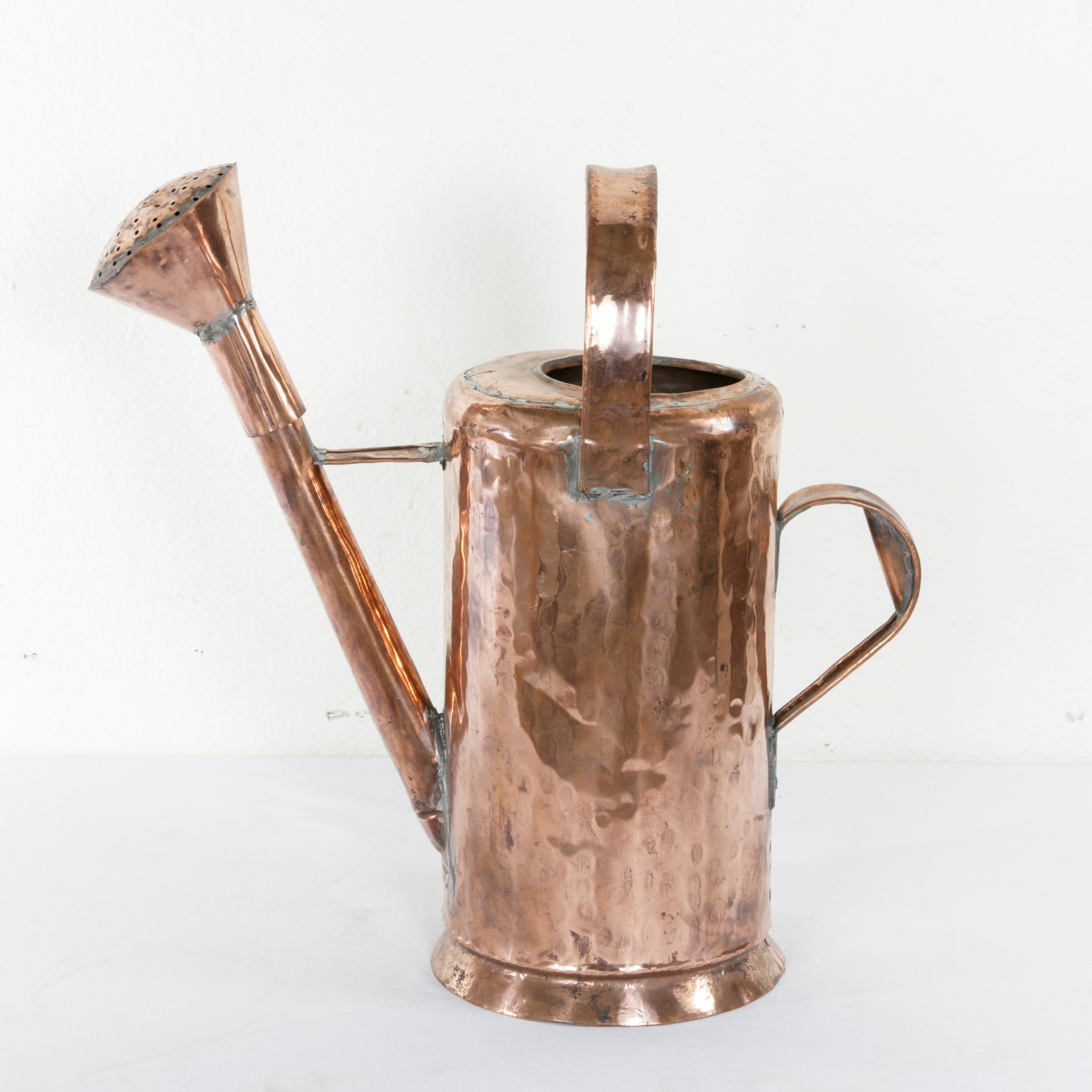Large Late 19th Century French Hand-Hammered Copper Watering Can In Good Condition In Fayetteville, AR