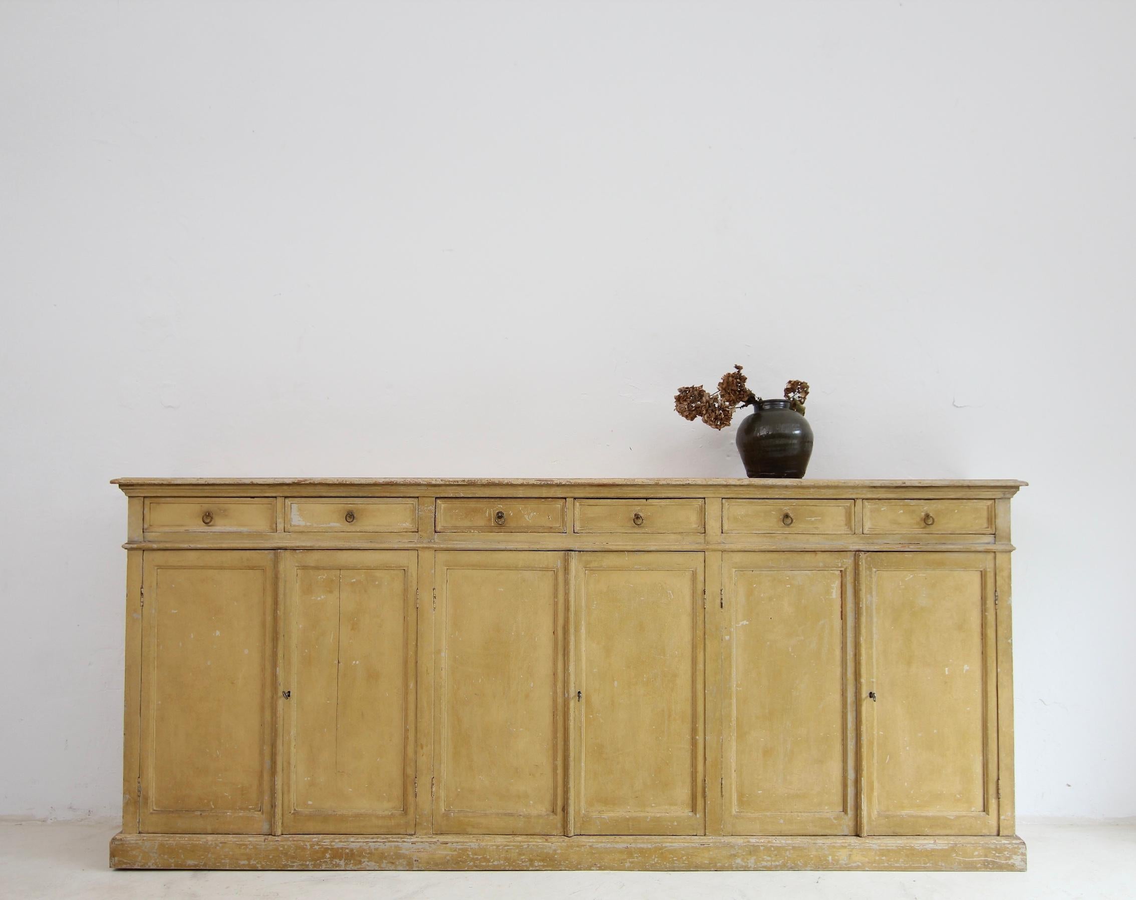 Grand buffet français en finition jaunâtre d'origine, datant d'environ 1900.

Combinaison attrayante de design moderne et de patine historique. Avec sa longueur et sa faible profondeur, une dimension rare, ainsi qu'une organisation pratique de