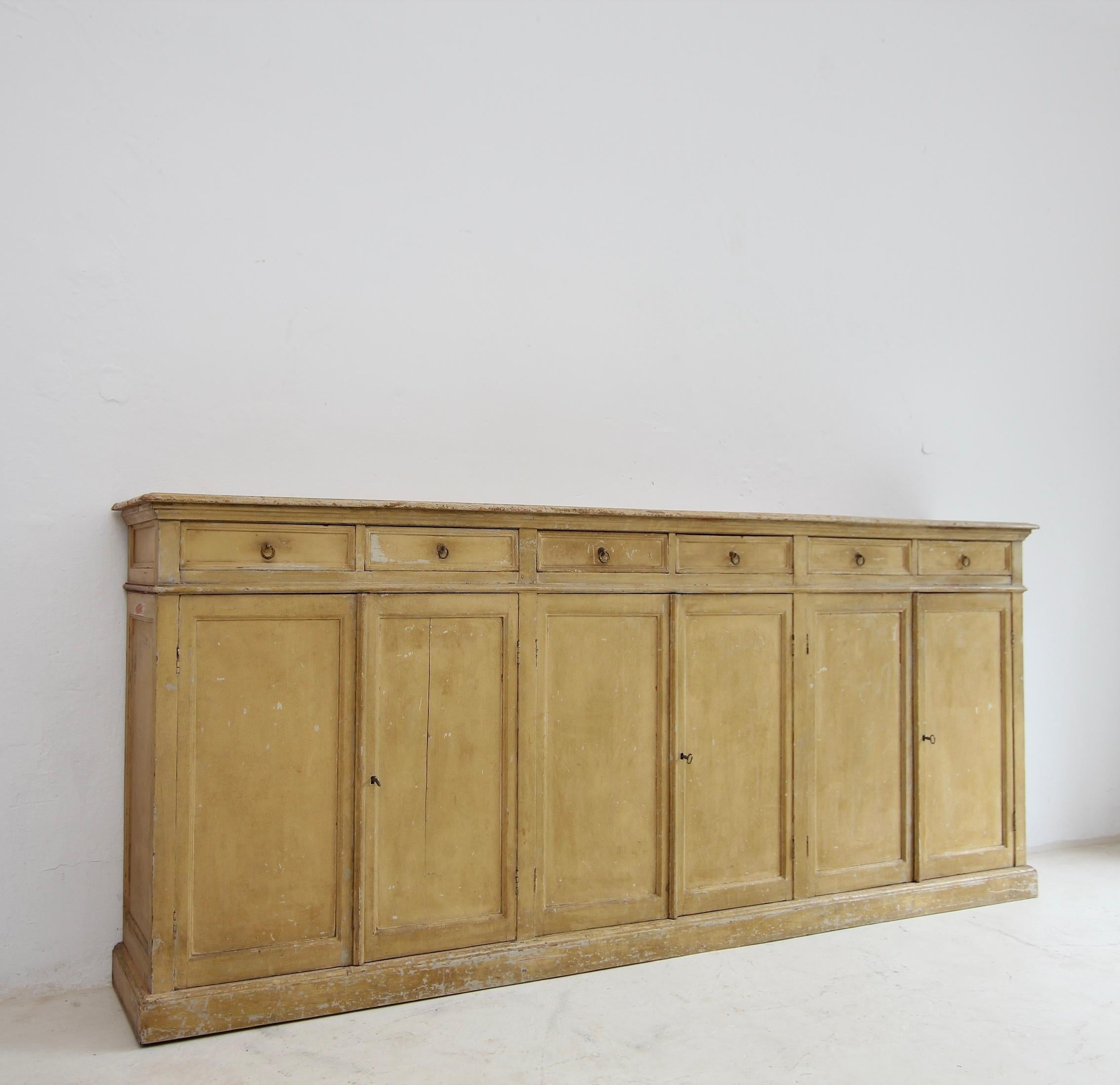 Français Grand buffet français de la fin du 19e siècle avec peinture d'origine en vente