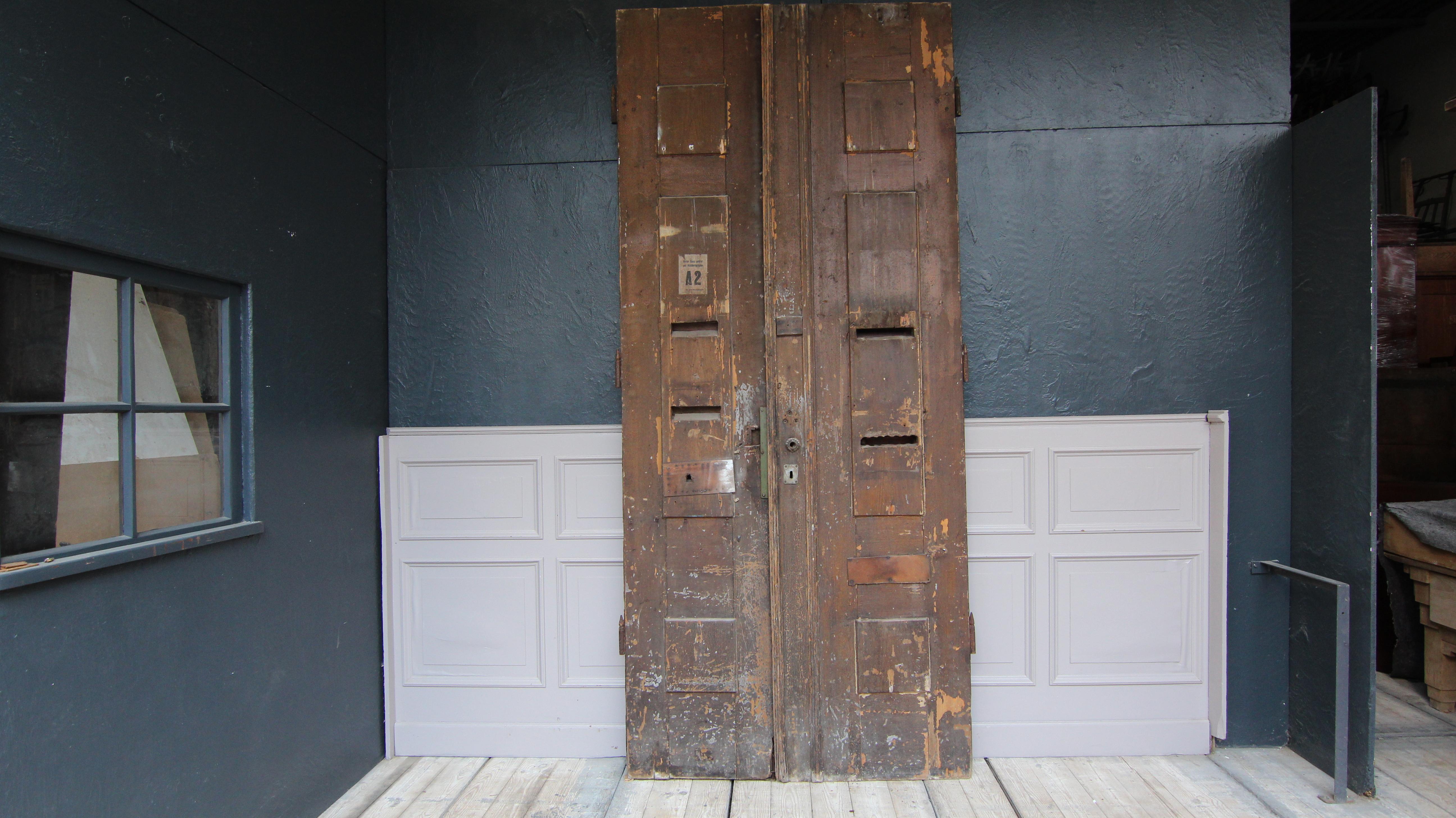 Grande porta doppia tedesca della fine del XIX secolo con bella patina in vendita 5