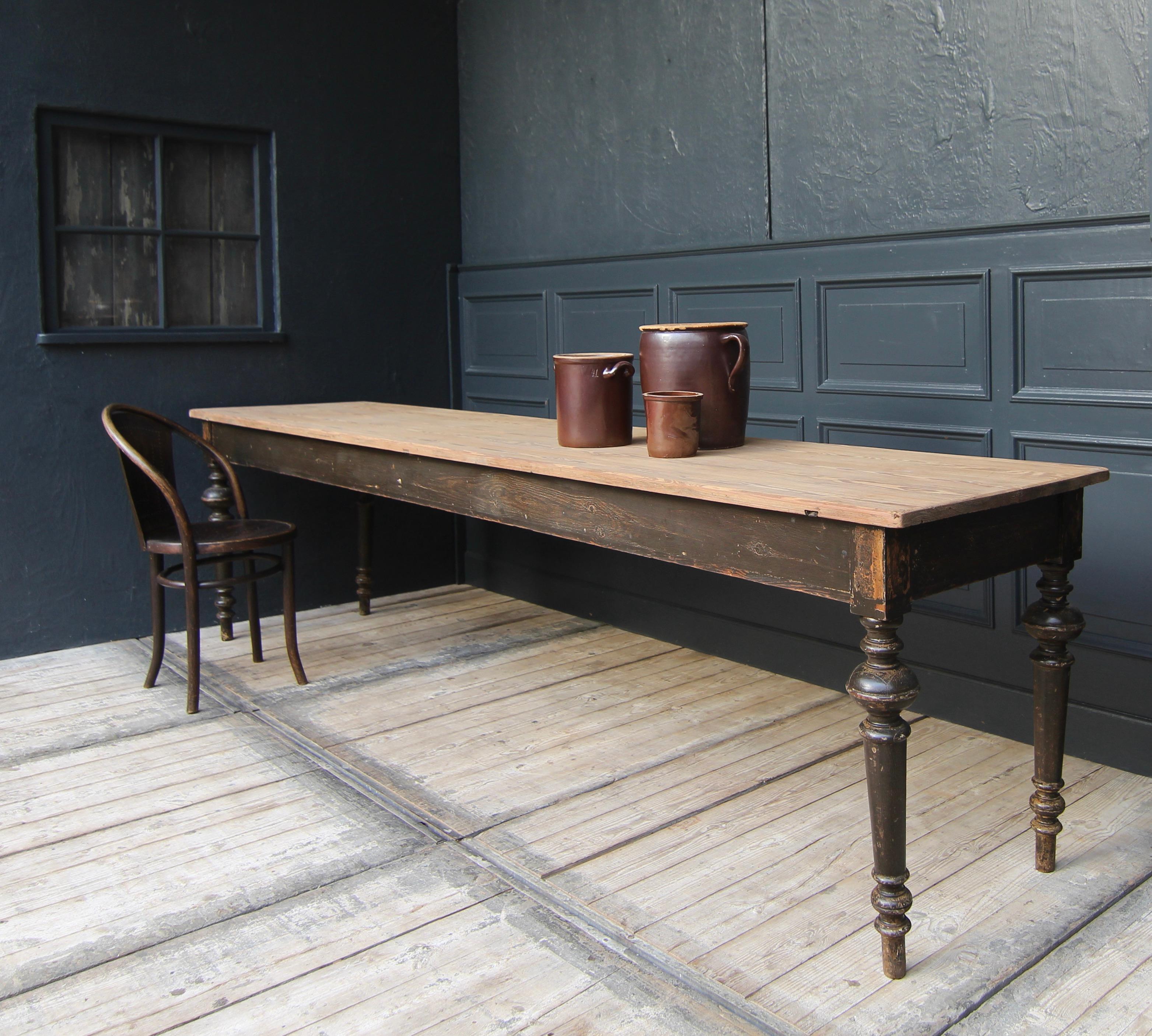 Large Late 19th Century German Gründerzeit Table with Turned Legs In Good Condition In Dusseldorf, DE