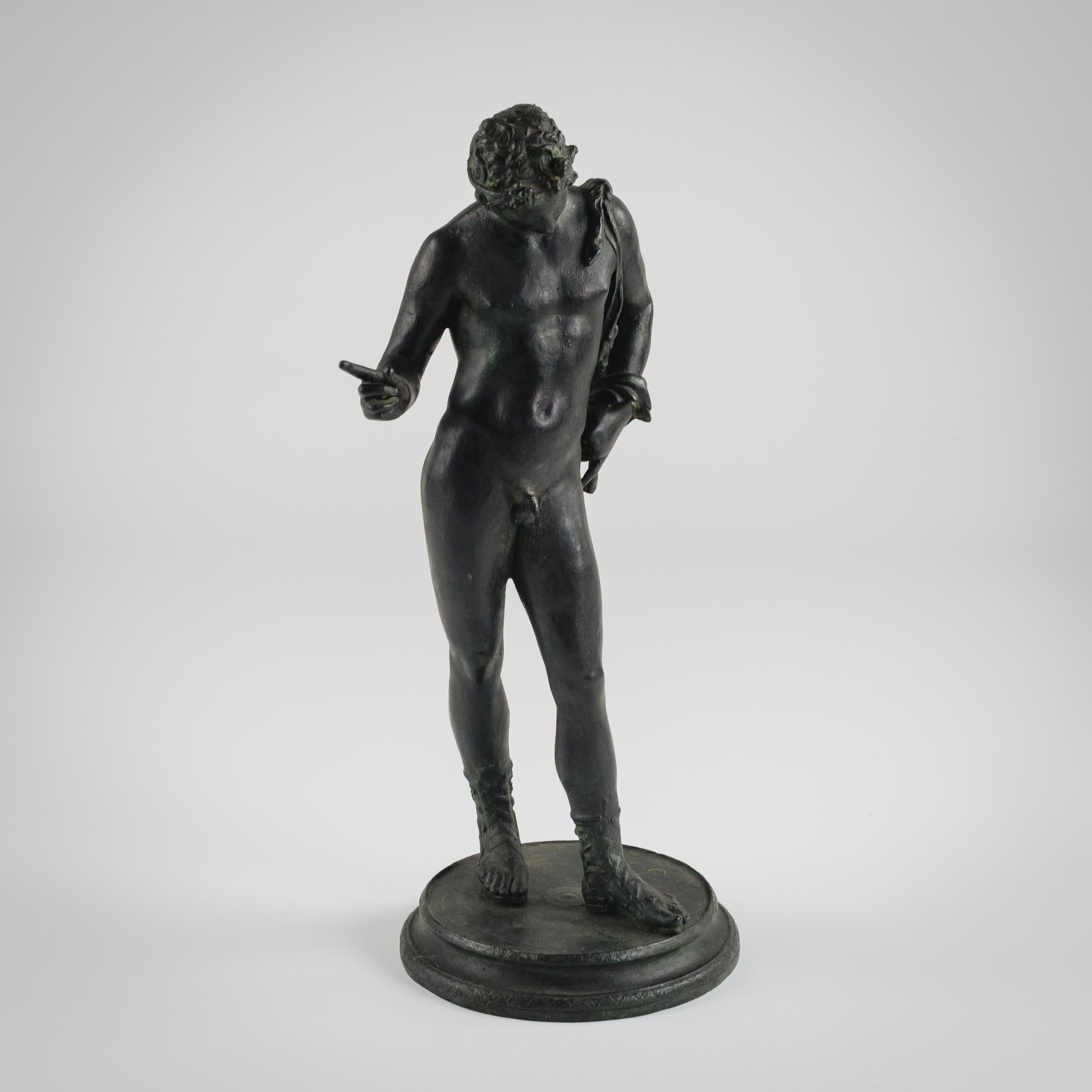 Figura in bronzo di Narciso

Italia, fine del XIX secolo

Dopo l'Antico

Fusa in bronzo con una ricca patina verdastra, questa figura finemente modellata rappresenta Narciso, il bellissimo giovane della mitologia greca che si innamorò del suo stesso