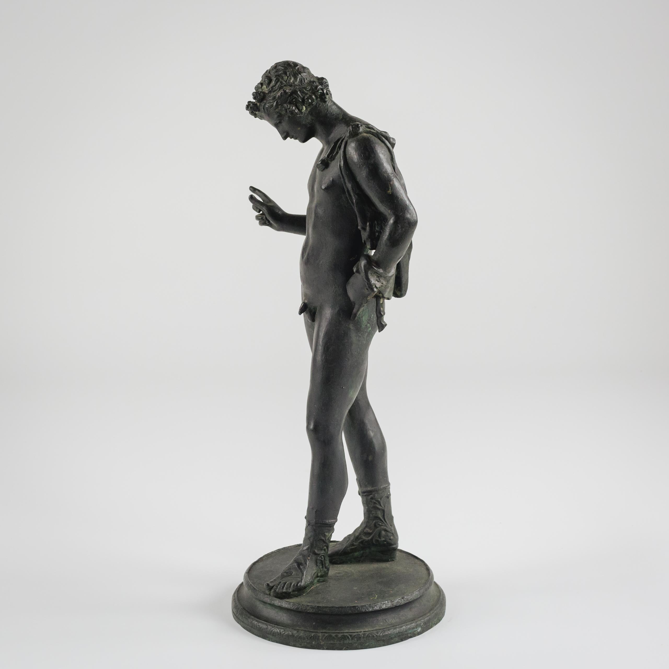 Grande bronzo Grand Tour di Narciso della fine del XIX secolo In condizioni buone in vendita a Pease pottage, West Sussex