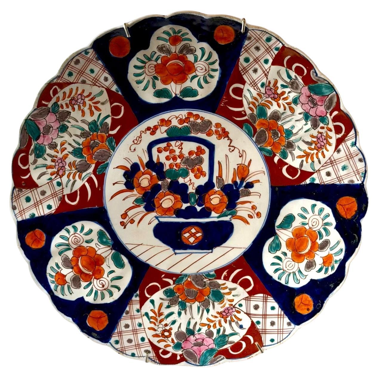 Grande caricatore Imari della fine del XIX secolo con bordo smerlato in vendita