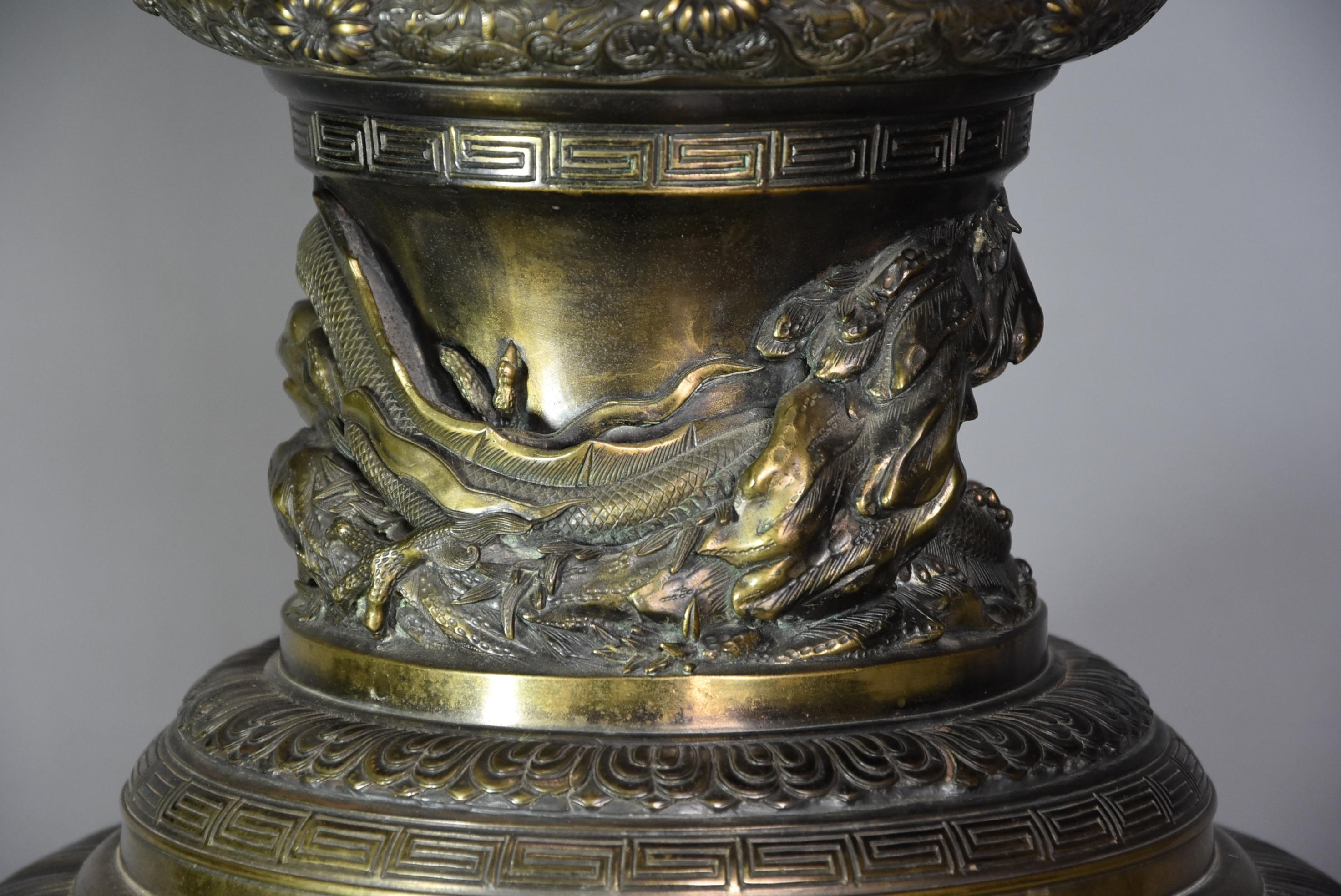 Large Late 19th Century Japanese Meiji Period Bronze Vase of Fine Quality For Sale 7