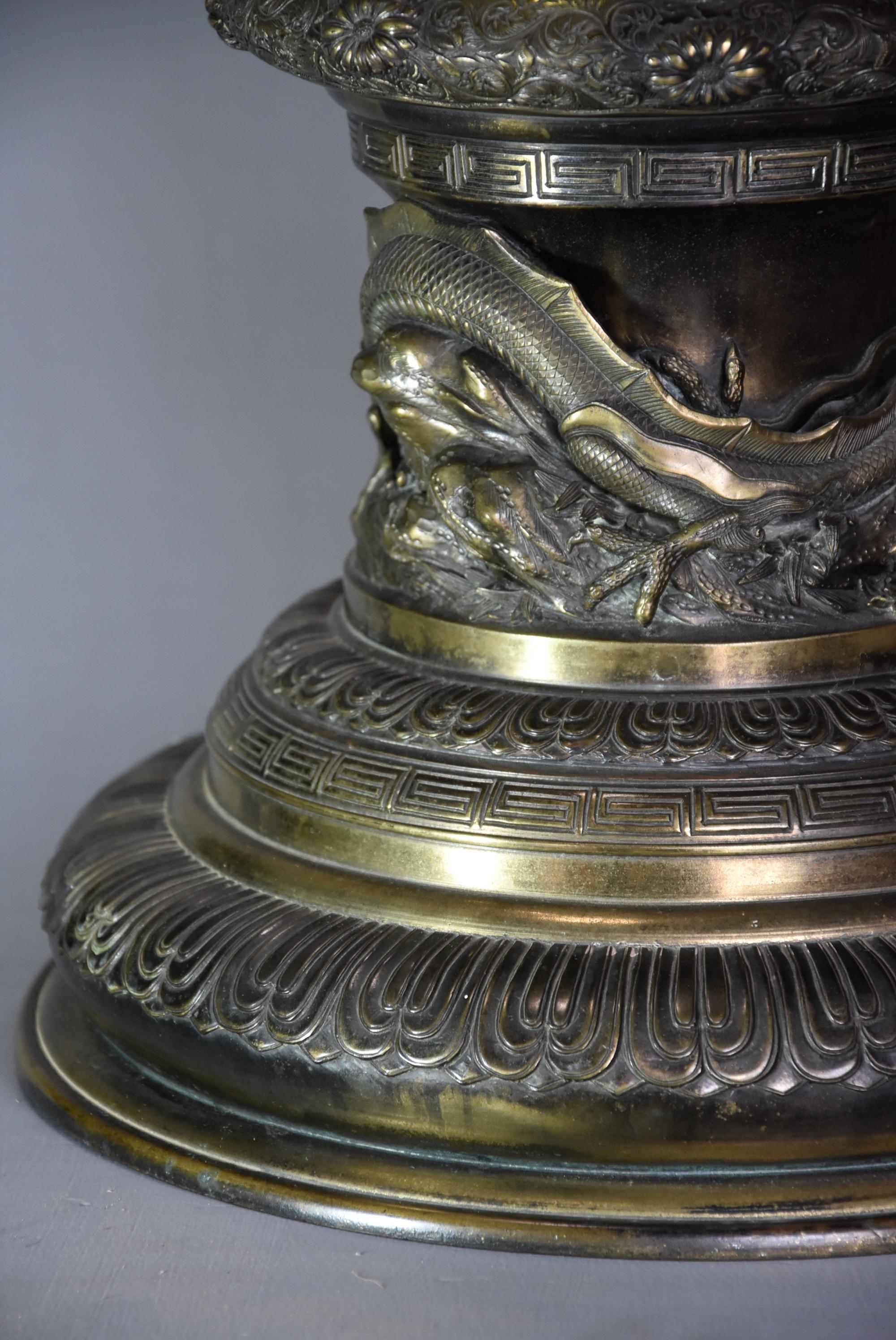 Large Late 19th Century Japanese Meiji Period Bronze Vase of Fine Quality For Sale 8