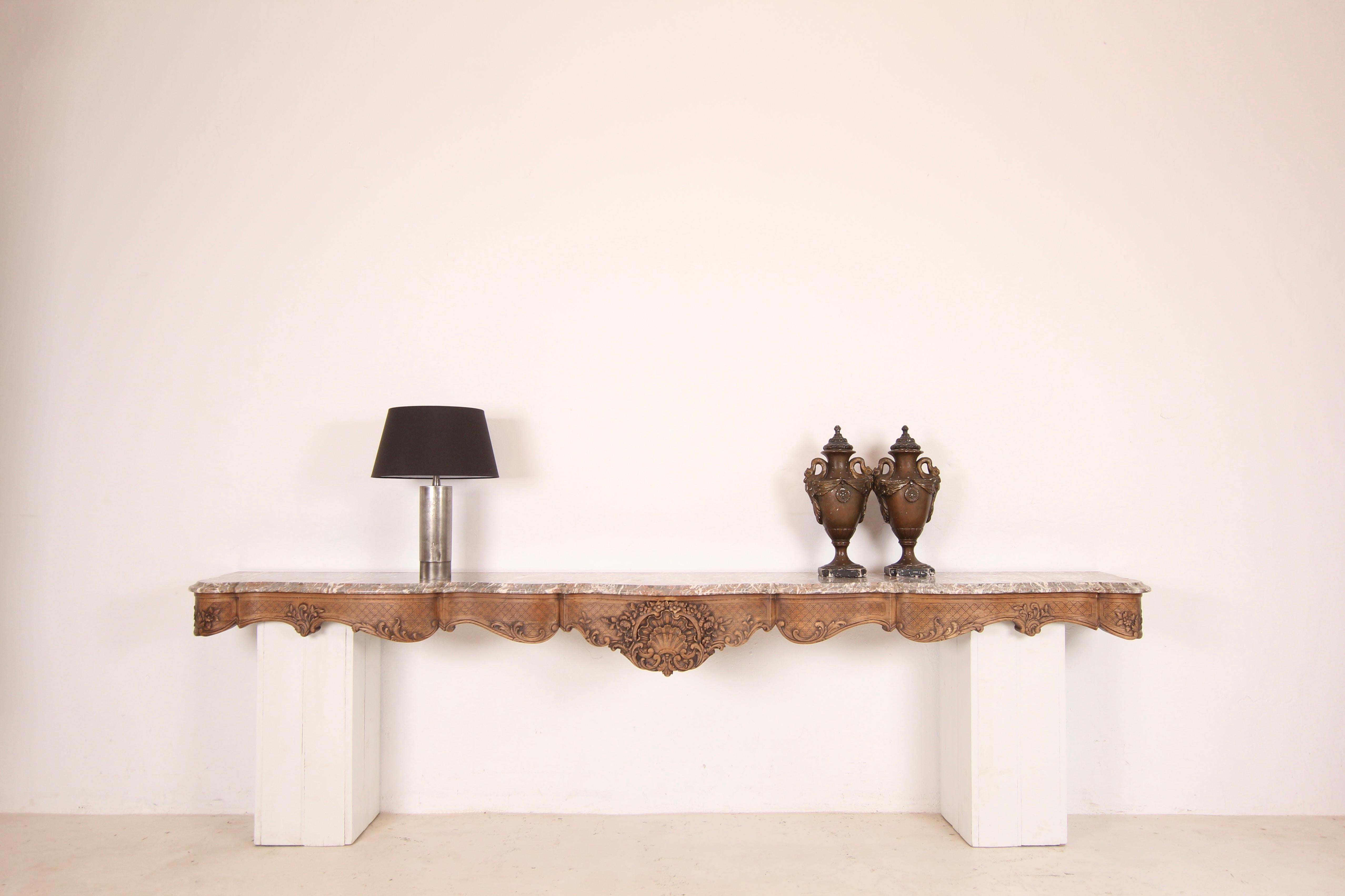 Consolle a muro di dimensioni eccezionali con piano in marmo. Da Liegi, fine del XIX secolo.

Un pezzo unico assolutamente mozzafiato ed esempio dell'alta maestria del tradizionale stile barocco di Liegi.

Realizzato in legno massiccio di Oak con un