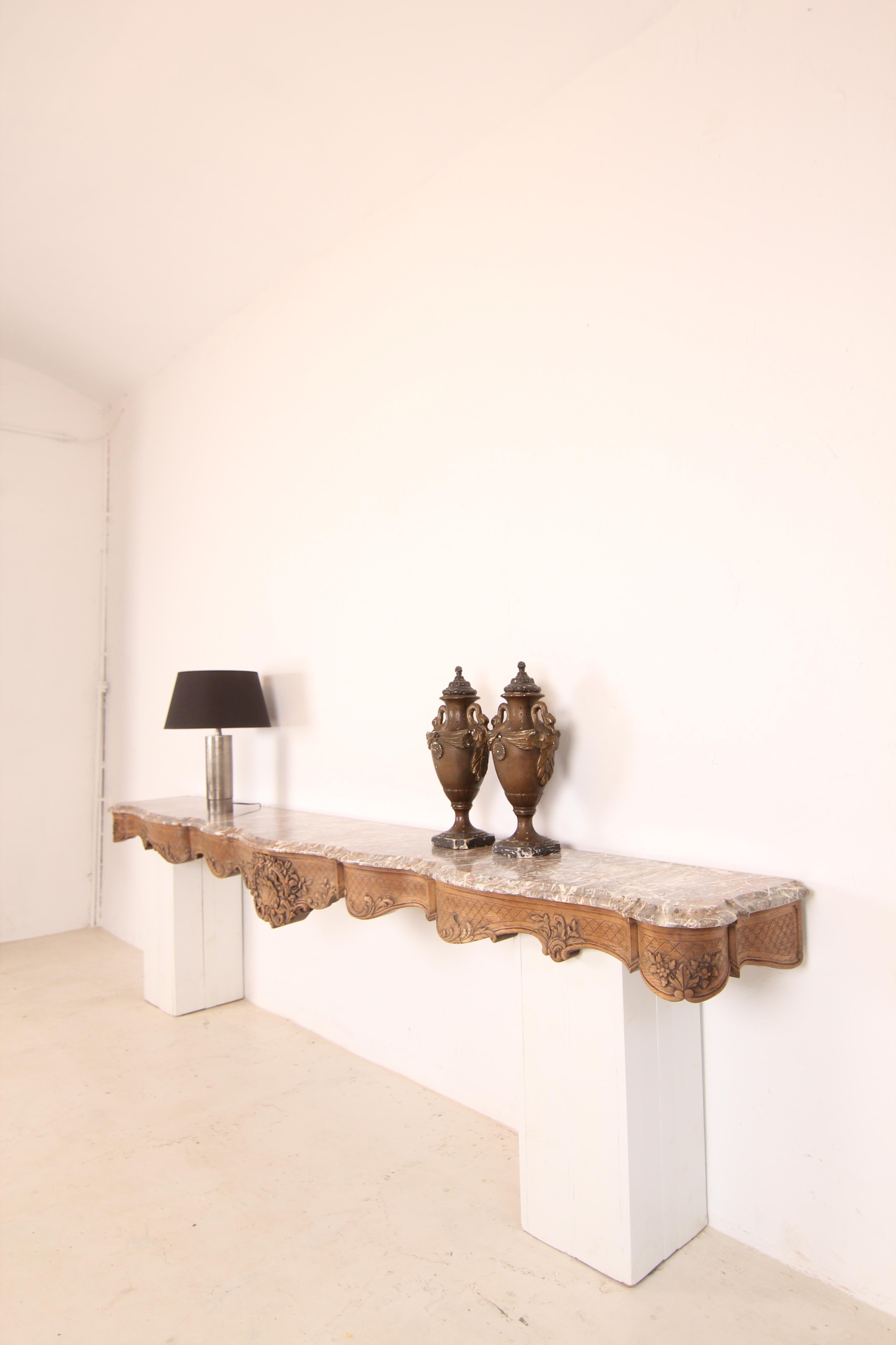 Belga Grande console a muro in legno di Oak e marmo intagliato della fine del XIX secolo in vendita