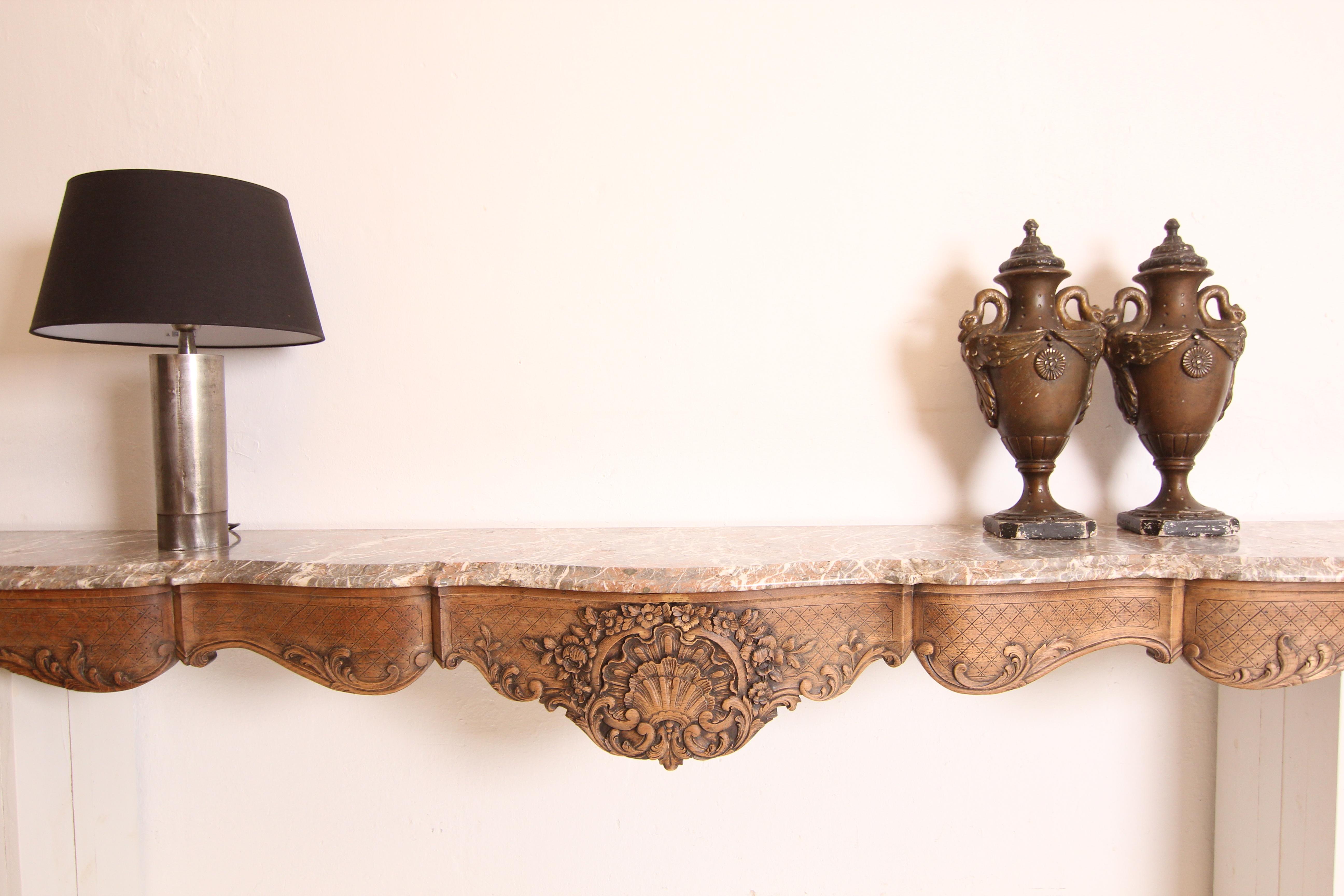 Intagliato Grande console a muro in legno di Oak e marmo intagliato della fine del XIX secolo in vendita