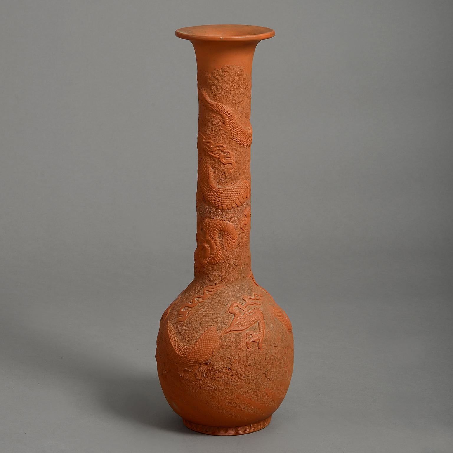 Alto vaso in terracotta del XIX secolo a forma di zucca con collo allungato e svasato, modellato con draghi tra nuvole svolazzanti in terracotta non smaltata.