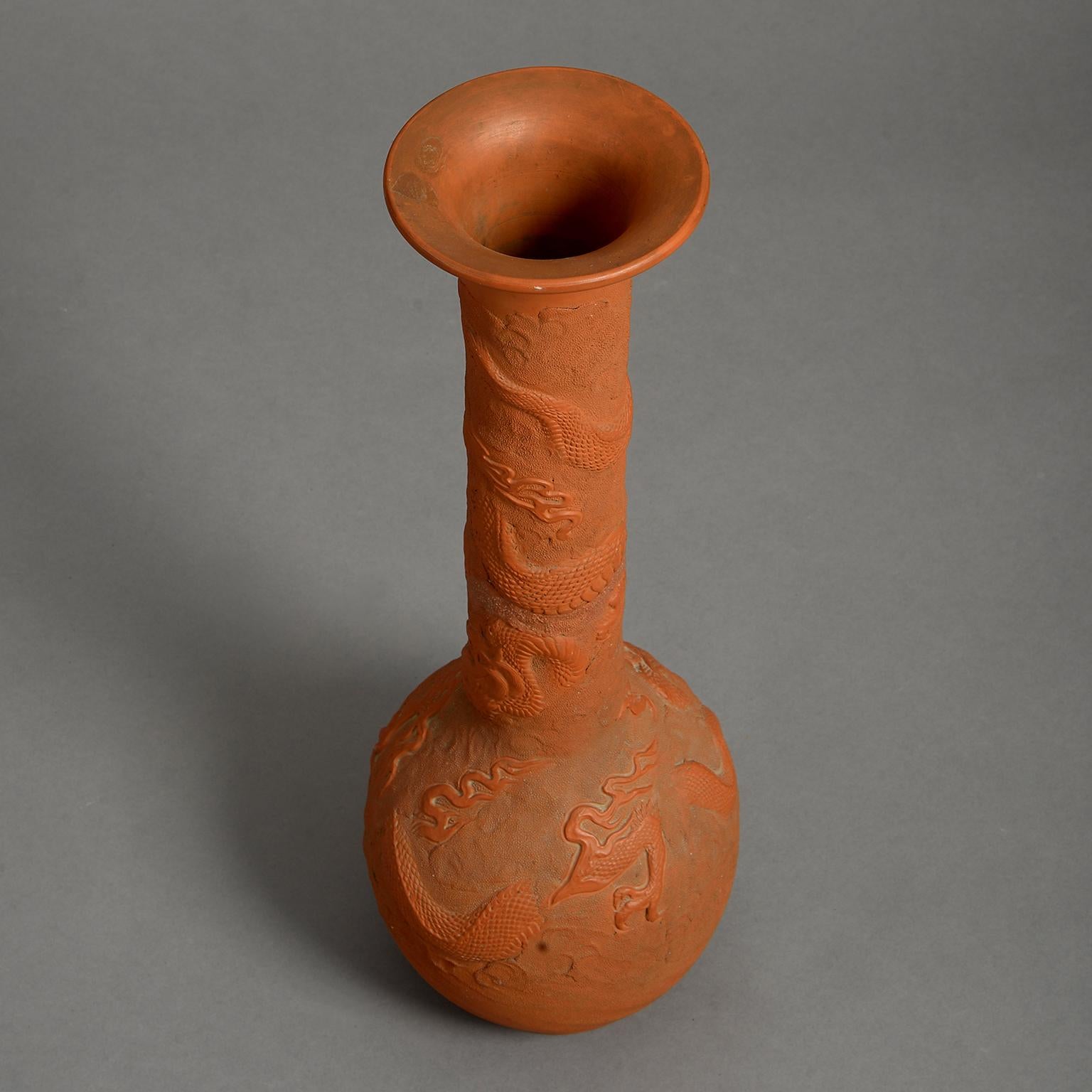Giapponese Grande vaso in terracotta della fine del XIX secolo del periodo Meiji
