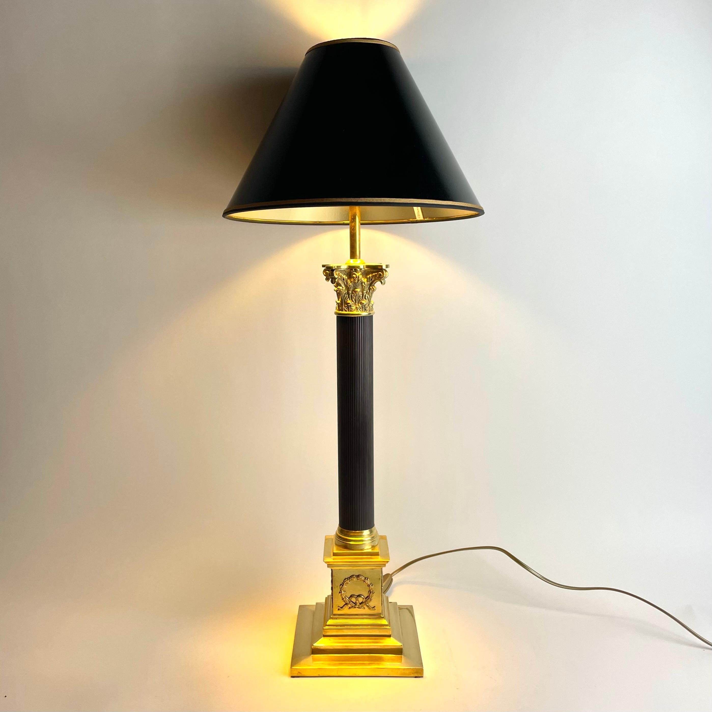 Grande lampe de table néoclassique de la fin du XIXe siècle en laiton patiné et poli

Une lampe de table exceptionnellement élégante de style classique, fabriquée à l'origine comme lampe à huile à la fin du 19e siècle, puis convertie à