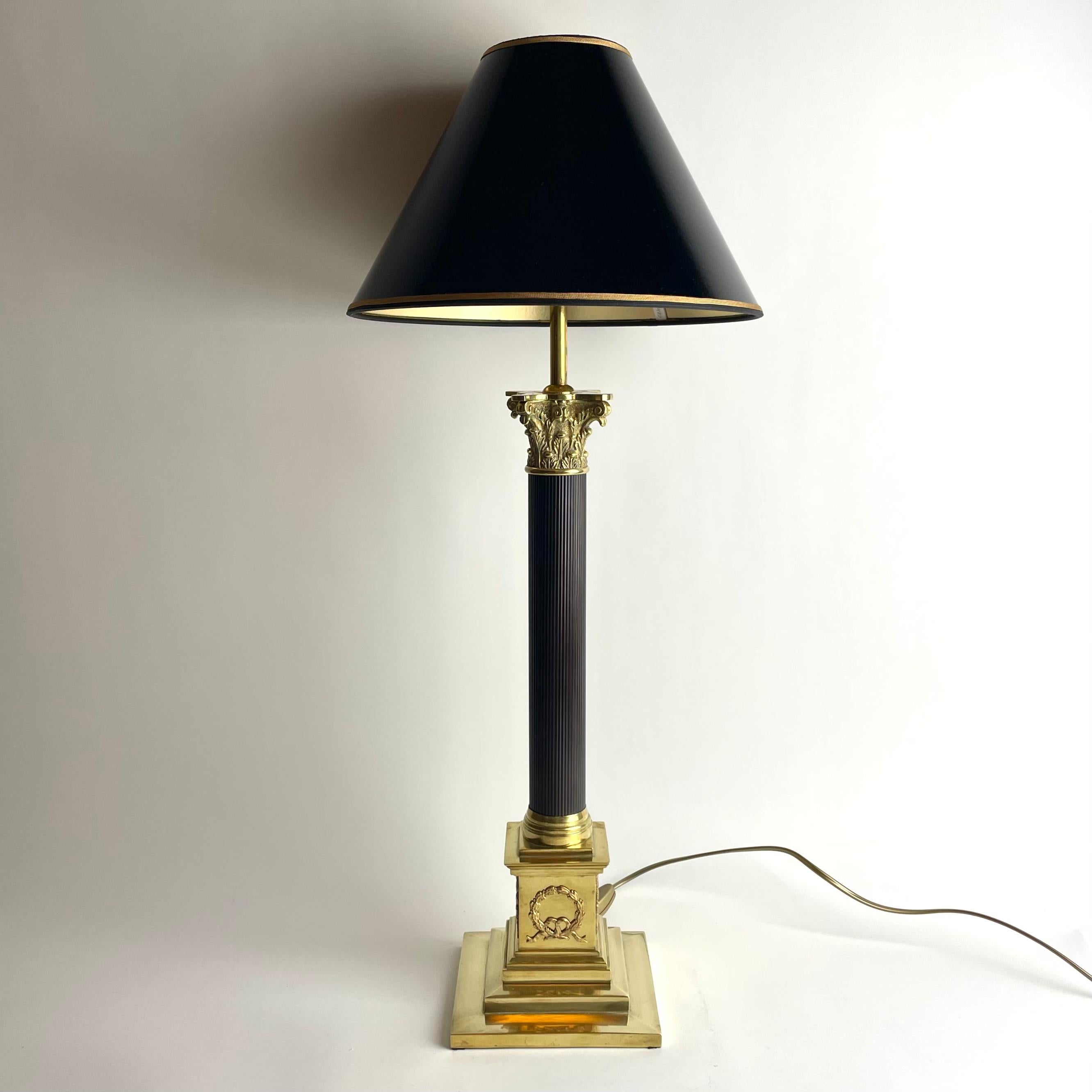 Patiné Grande lampe de table néoclassique de la fin du XIXe siècle en laiton patiné et poli en vente
