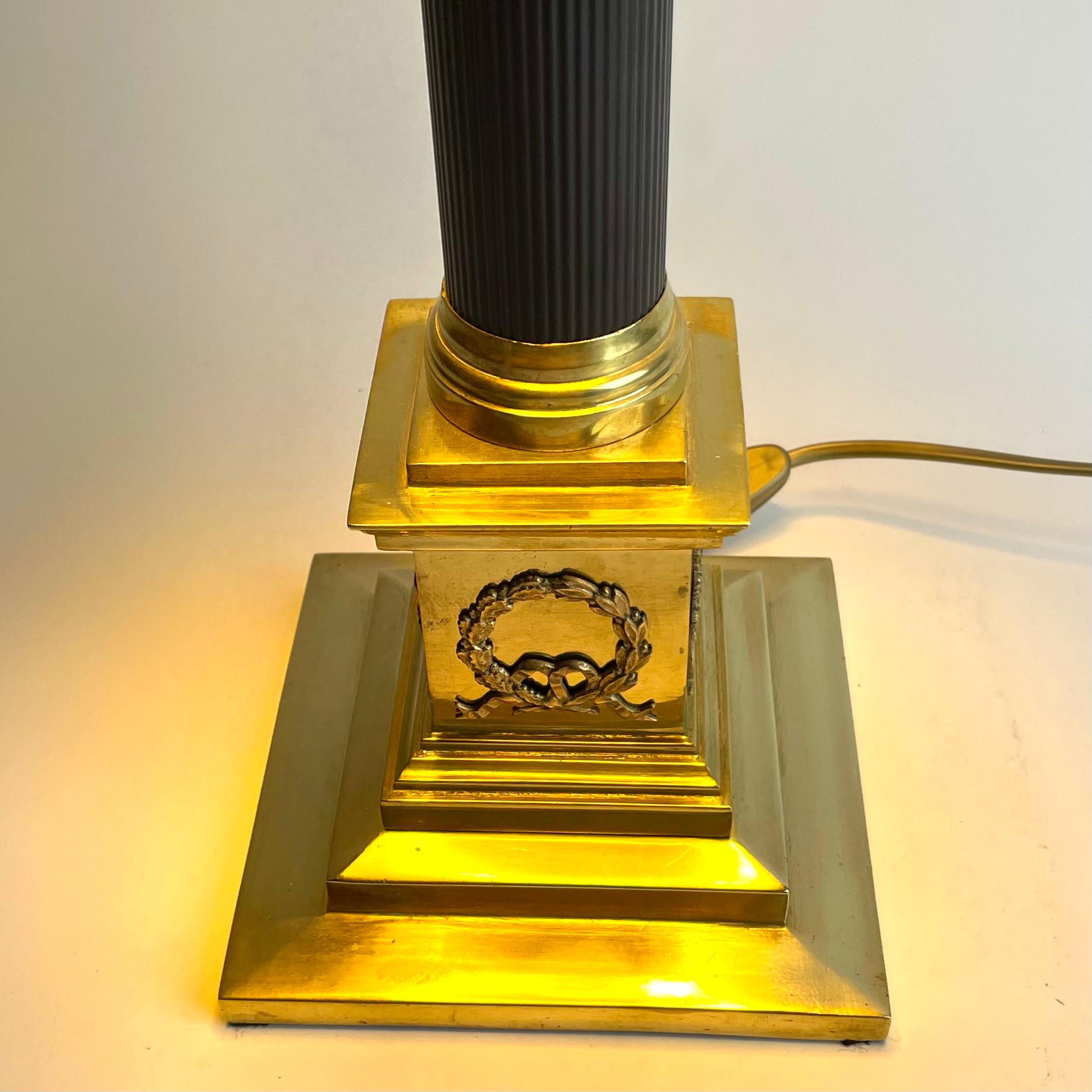 Grande lampe de table néoclassique de la fin du XIXe siècle en laiton patiné et poli Bon état - En vente à Knivsta, SE