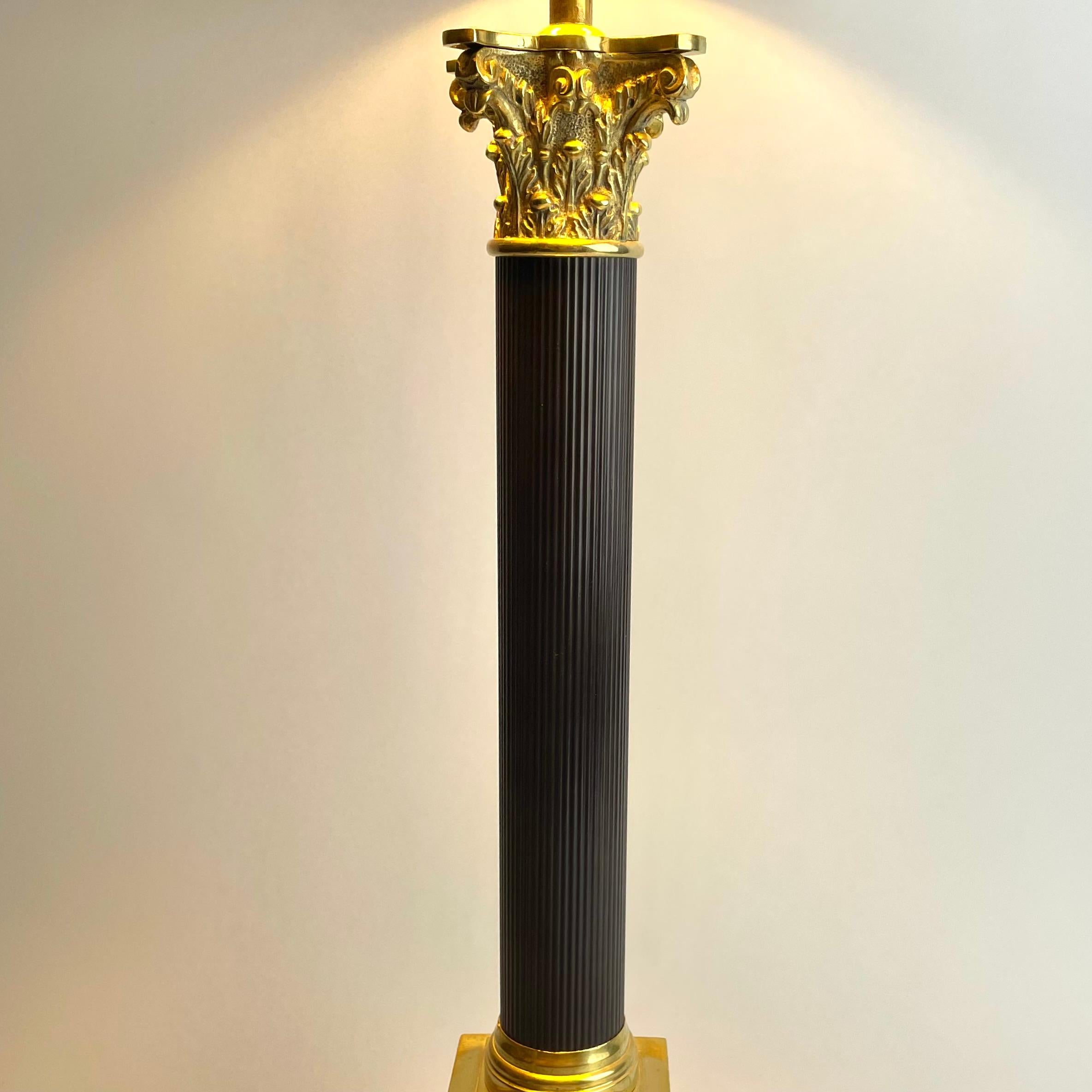 Laiton Grande lampe de table néoclassique de la fin du XIXe siècle en laiton patiné et poli en vente