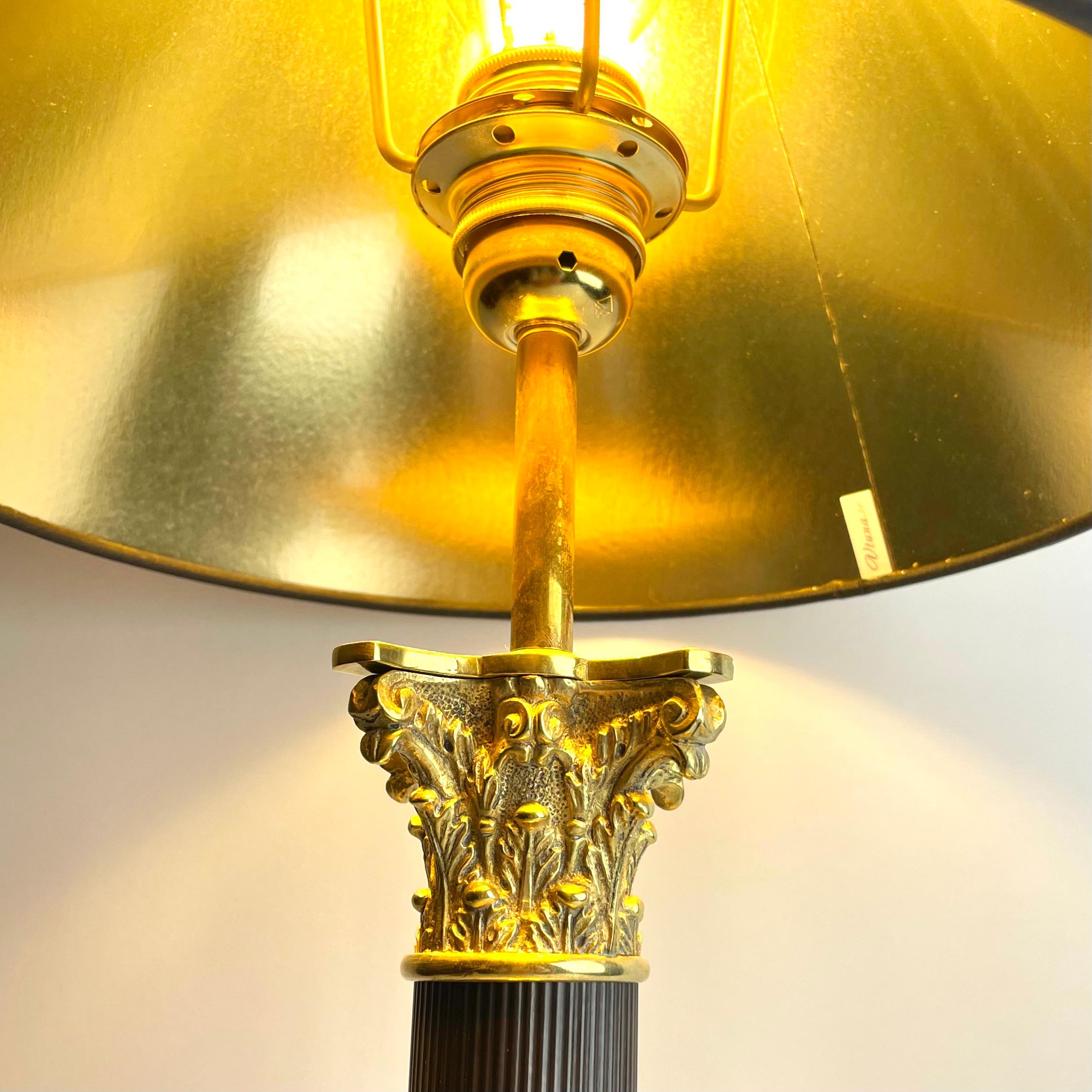 Grande lampe de table néoclassique de la fin du XIXe siècle en laiton patiné et poli en vente 1