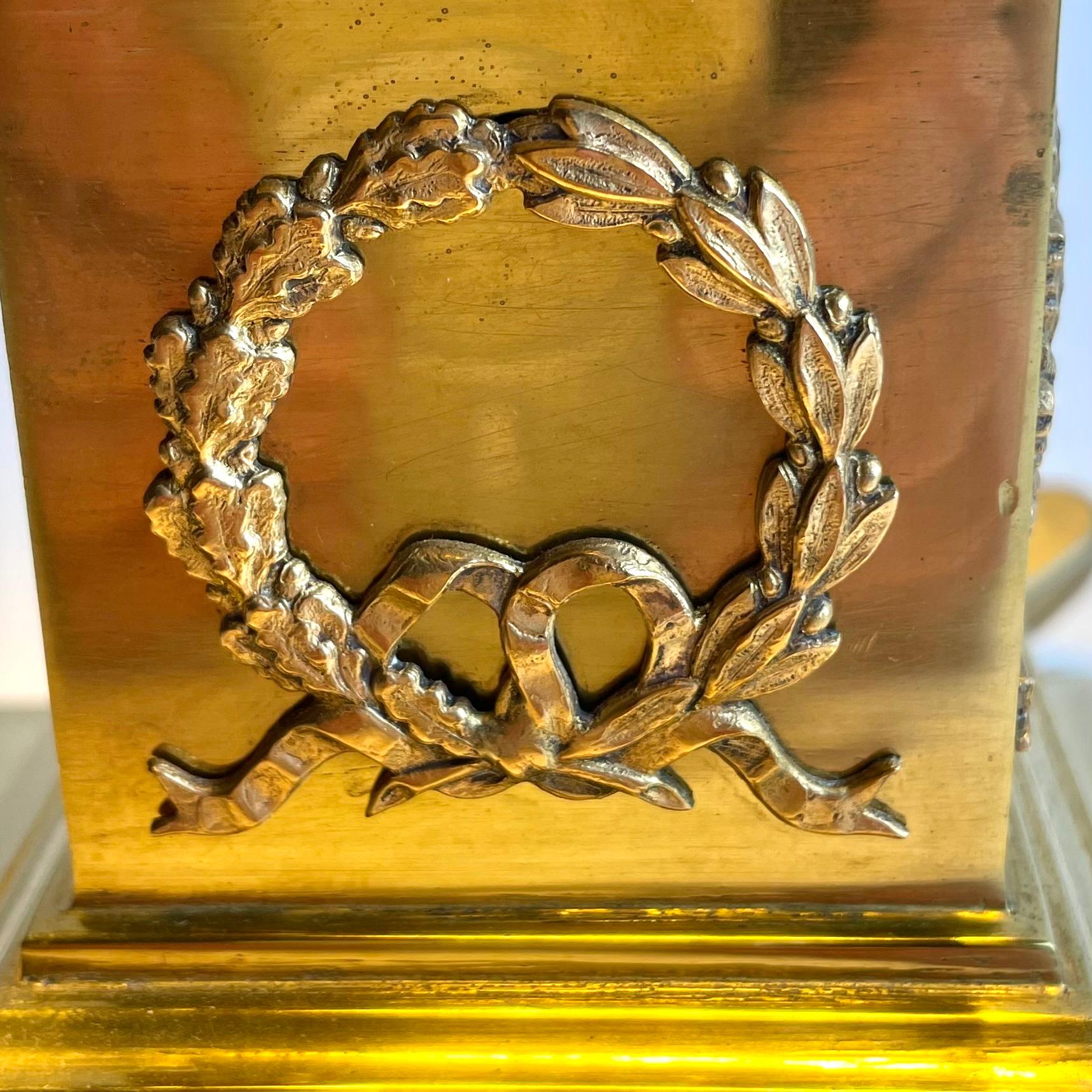 Grande lampe de table néoclassique de la fin du XIXe siècle en laiton patiné et poli en vente 2