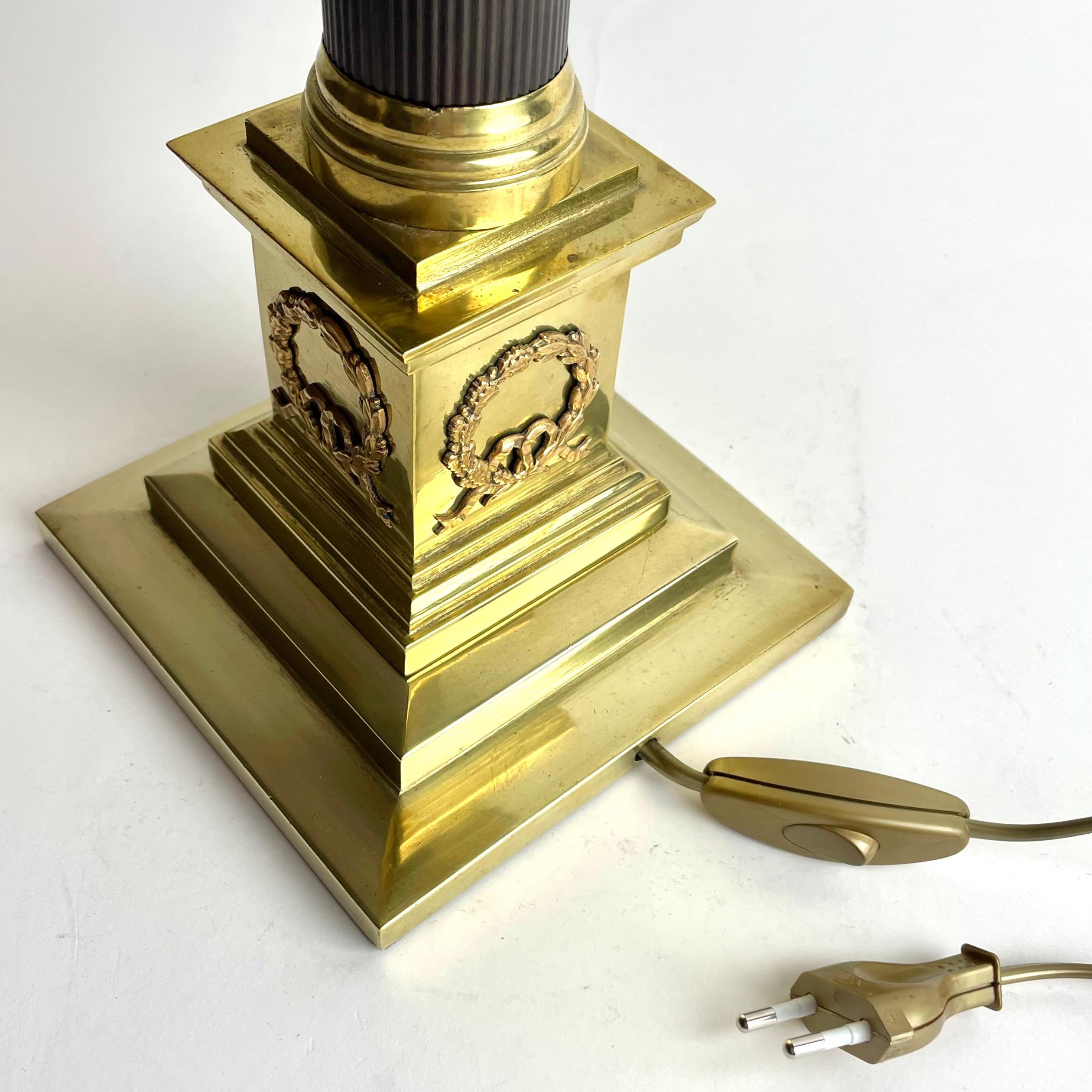 Grande lampe de table néoclassique de la fin du XIXe siècle en laiton patiné et poli en vente 3