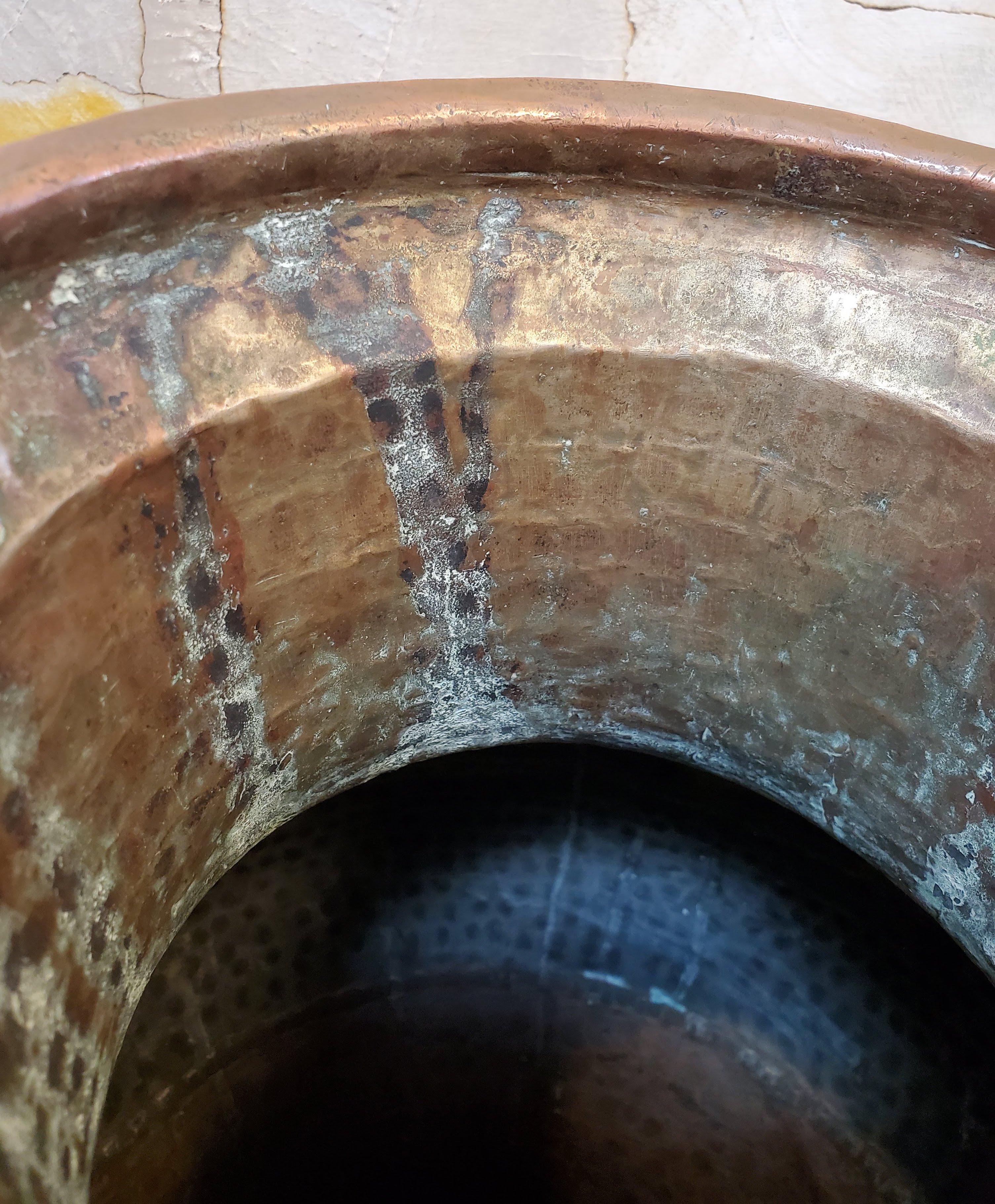 Grande urne en cuivre nord-africain martelé à la main de la fin du 19e siècle 4