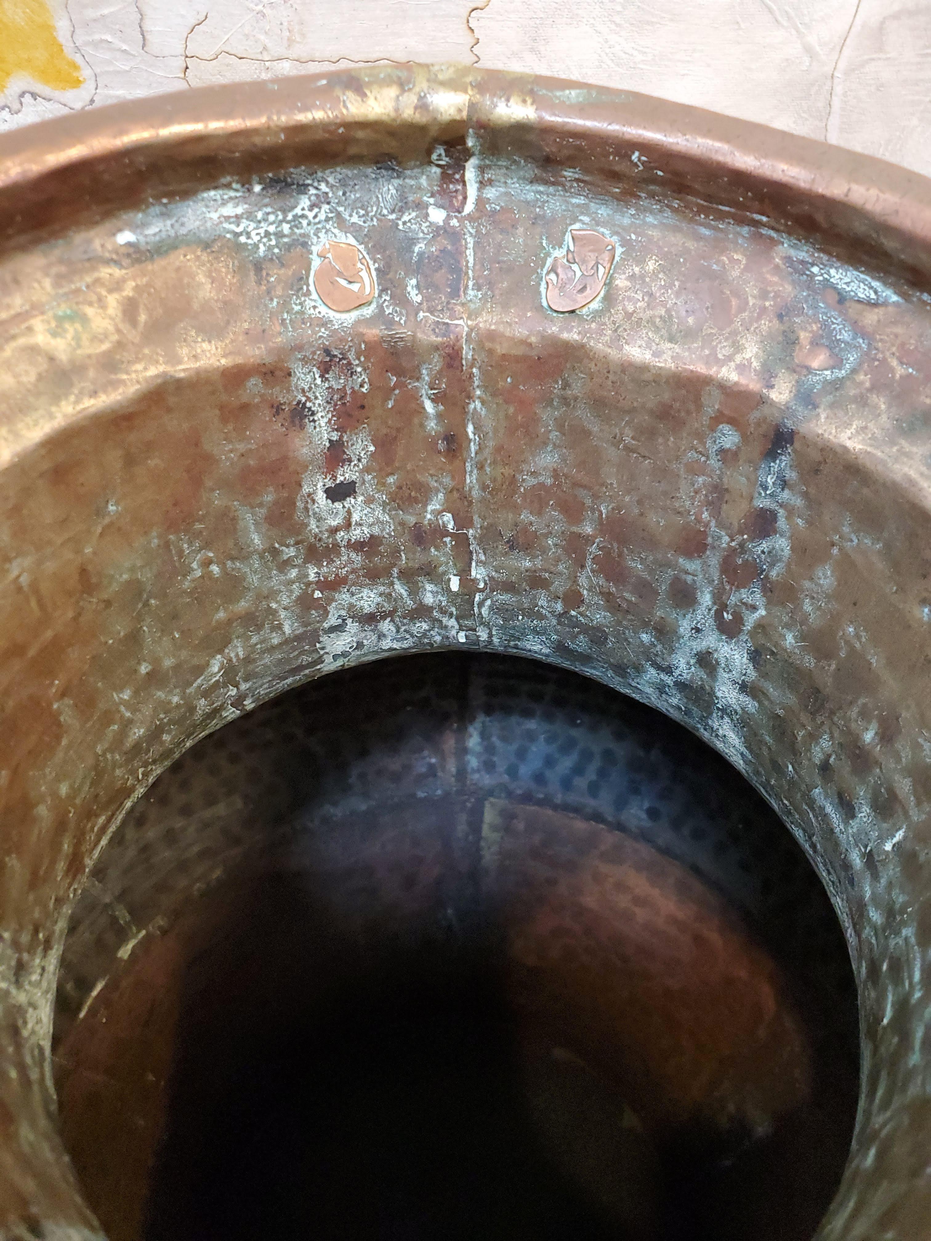 Grande urne en cuivre nord-africain martelé à la main de la fin du 19e siècle 5