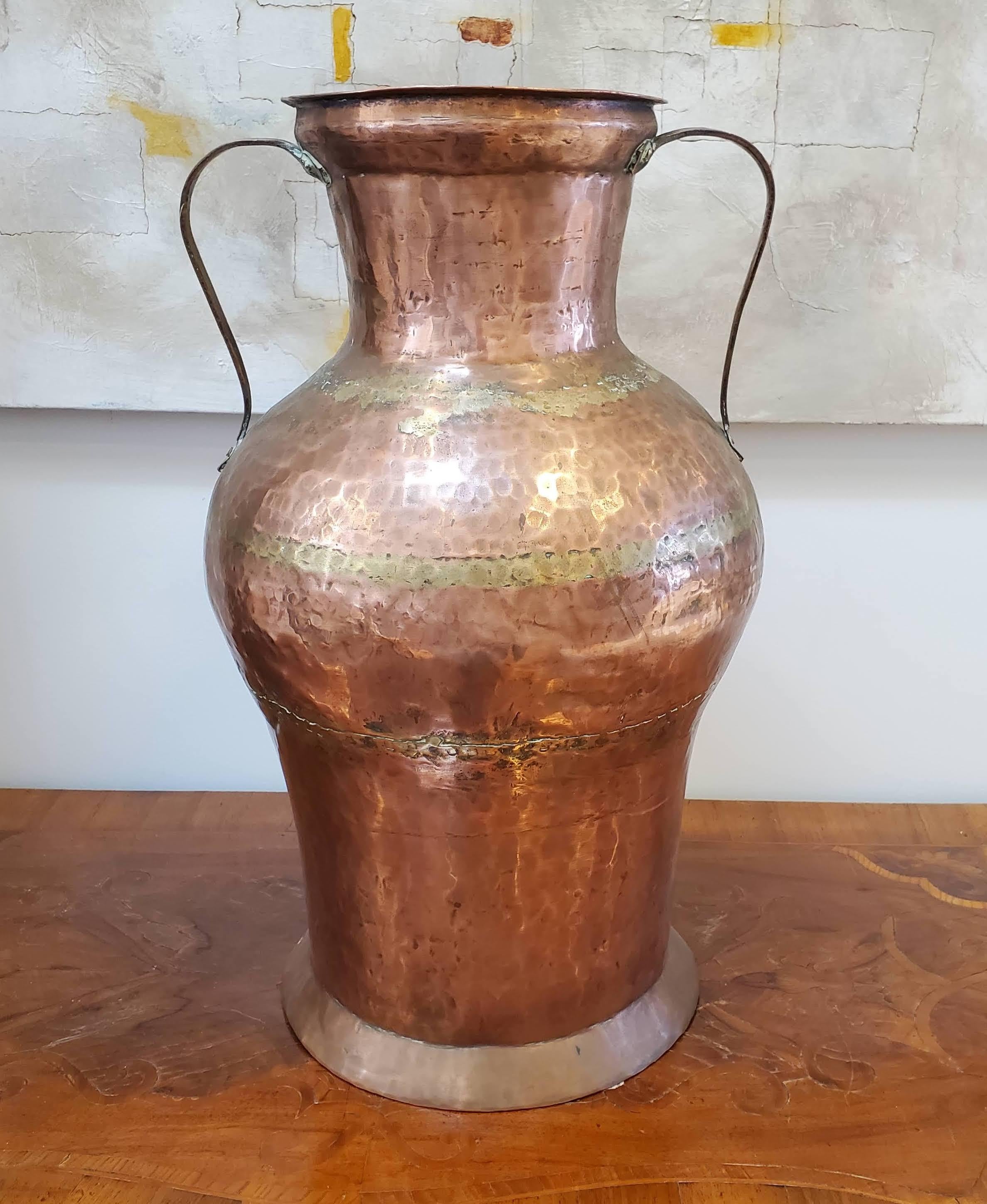 Nord-africain Grande urne en cuivre nord-africain martelé à la main de la fin du 19e siècle