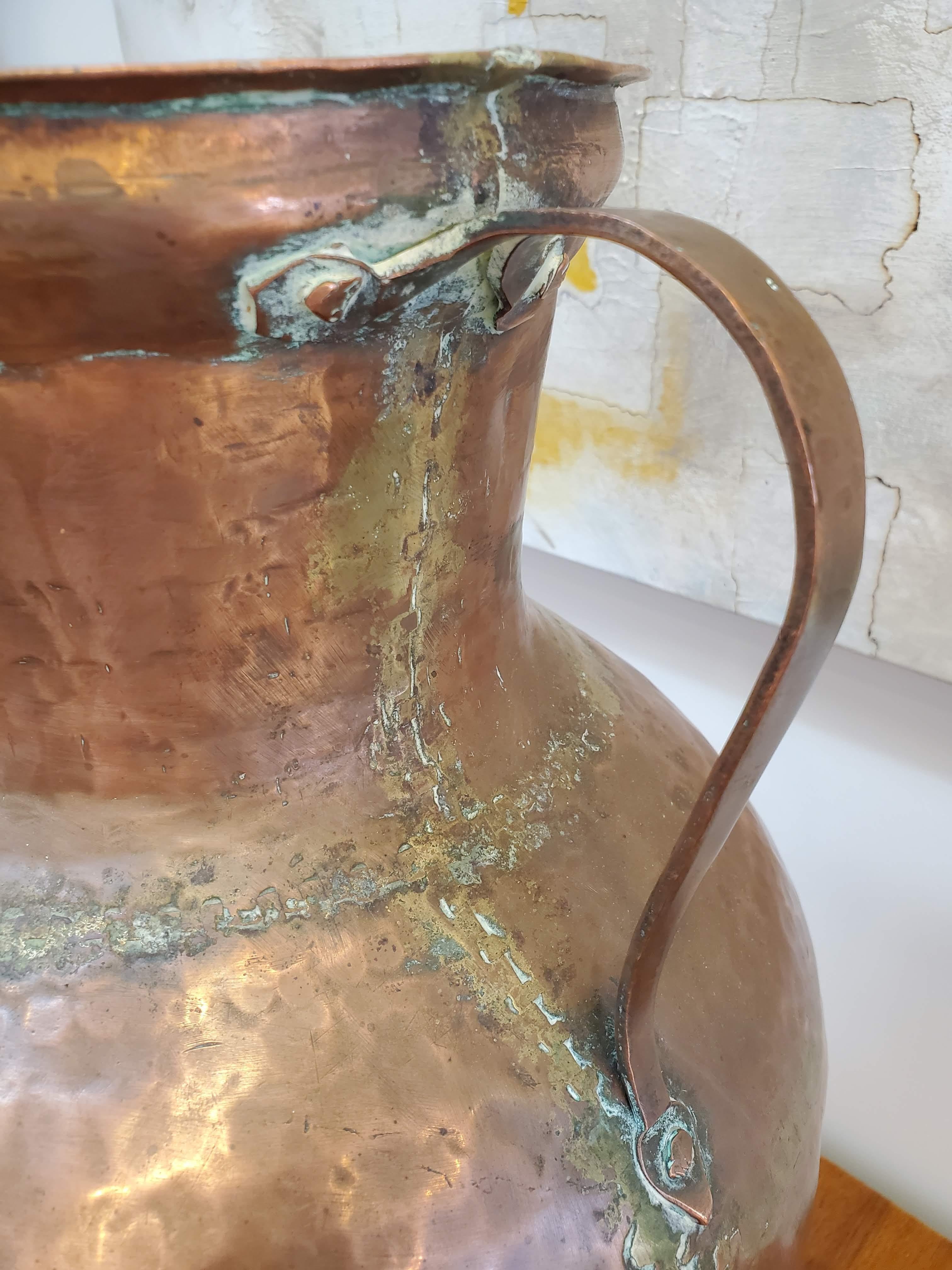 Large Late 19th Century North African Hand Hammered Copper Urn In Good Condition For Sale In Middleburg, VA
