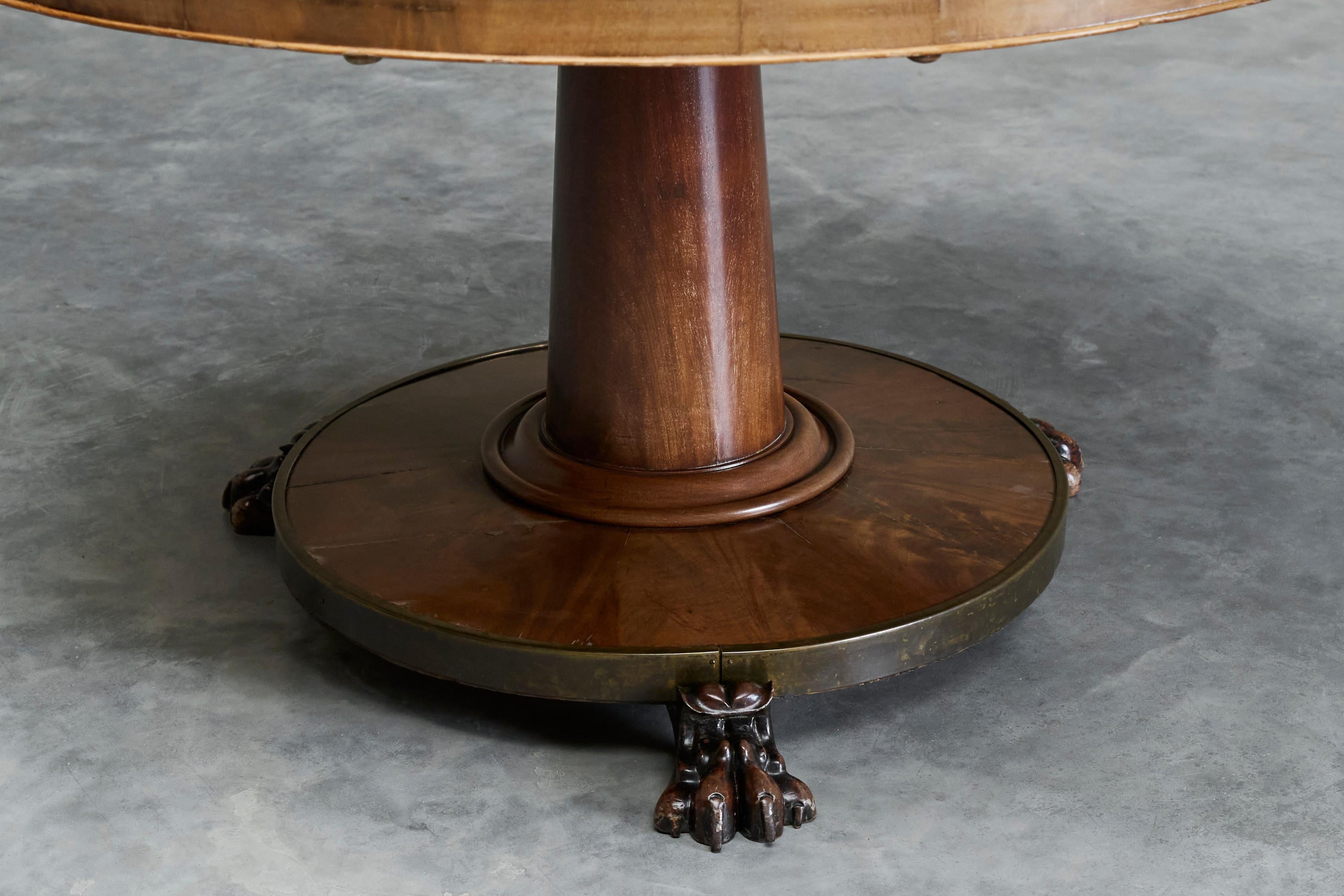 Grand guéridon de la fin du XIXe siècle en bois et laiton patiné en vente 5