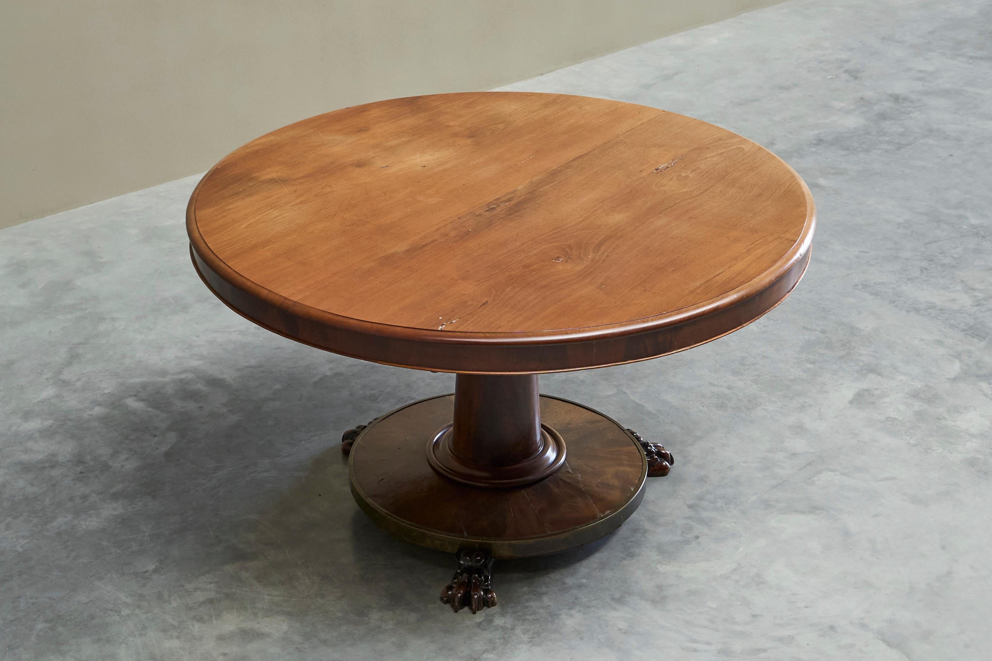 Grand guéridon de la fin du XIXe siècle en bois et laiton patiné en vente 9