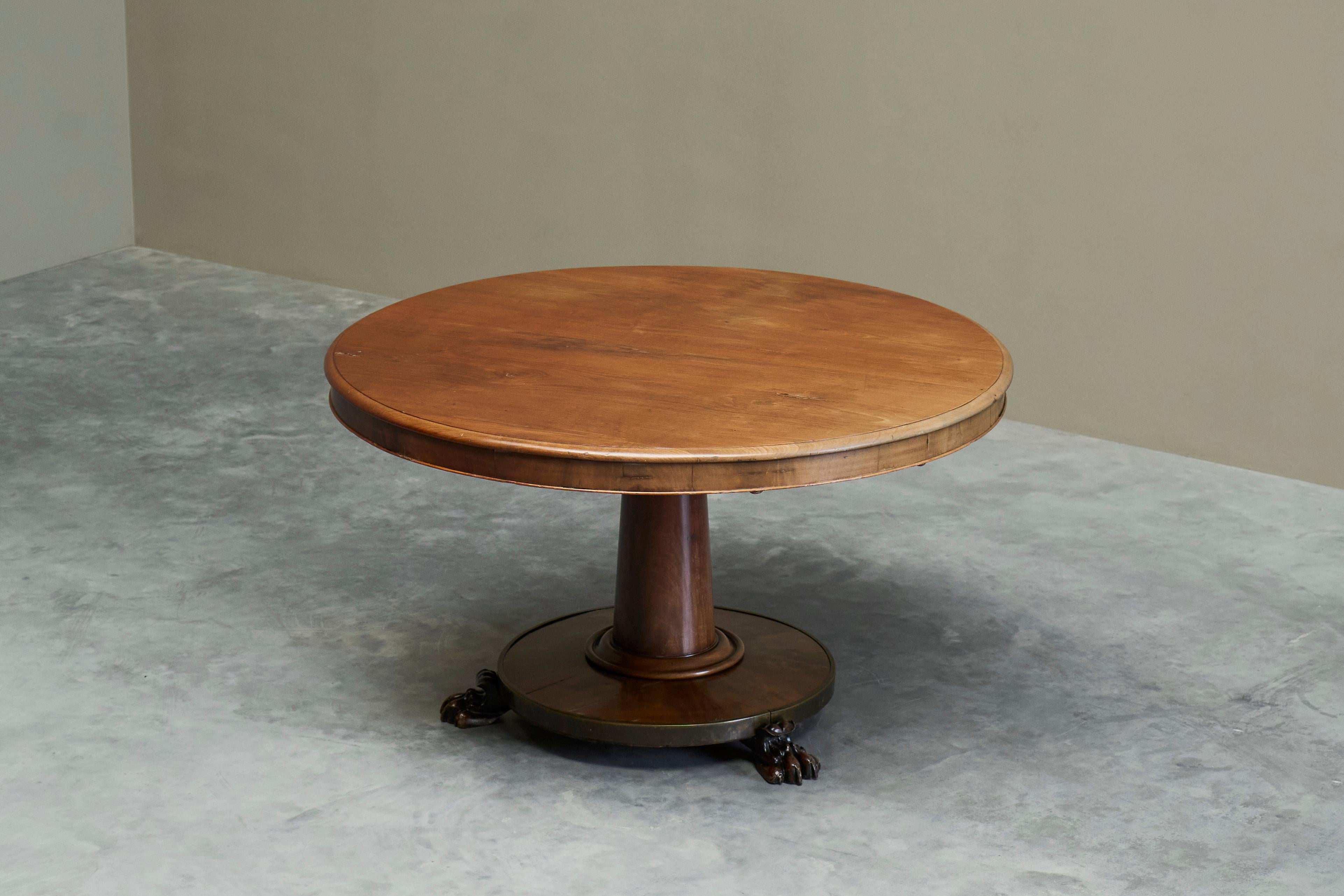 Grand guéridon de la fin du XIXe siècle en bois et laiton patiné

Magnifique et grand guéridon à plateau pliant de la fin du 19e siècle en bois et laiton patiné avec de fantastiques pieds griffes. 

Il se caractérise par une présence classique mais