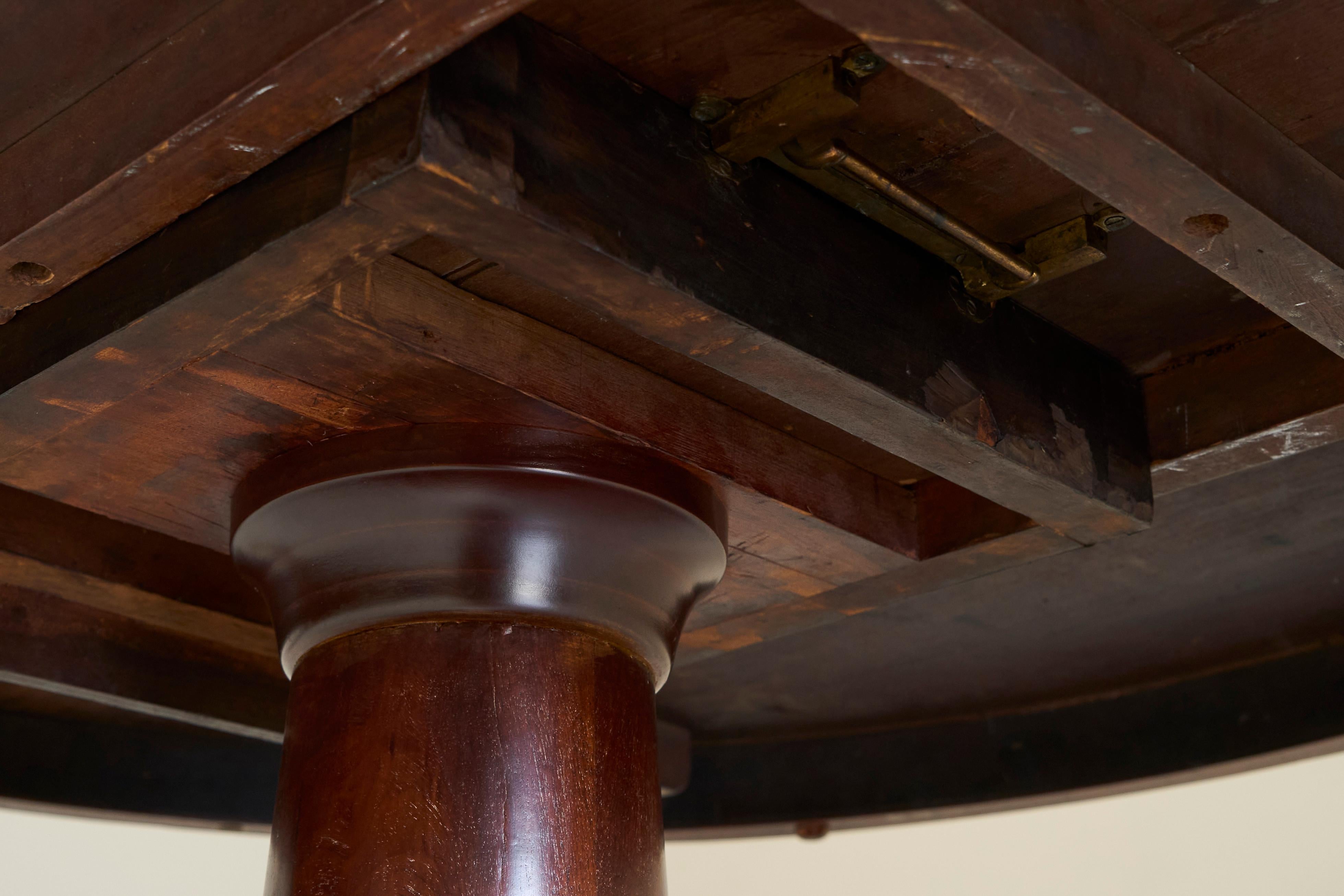 Grand guéridon de la fin du XIXe siècle en bois et laiton patiné en vente 14