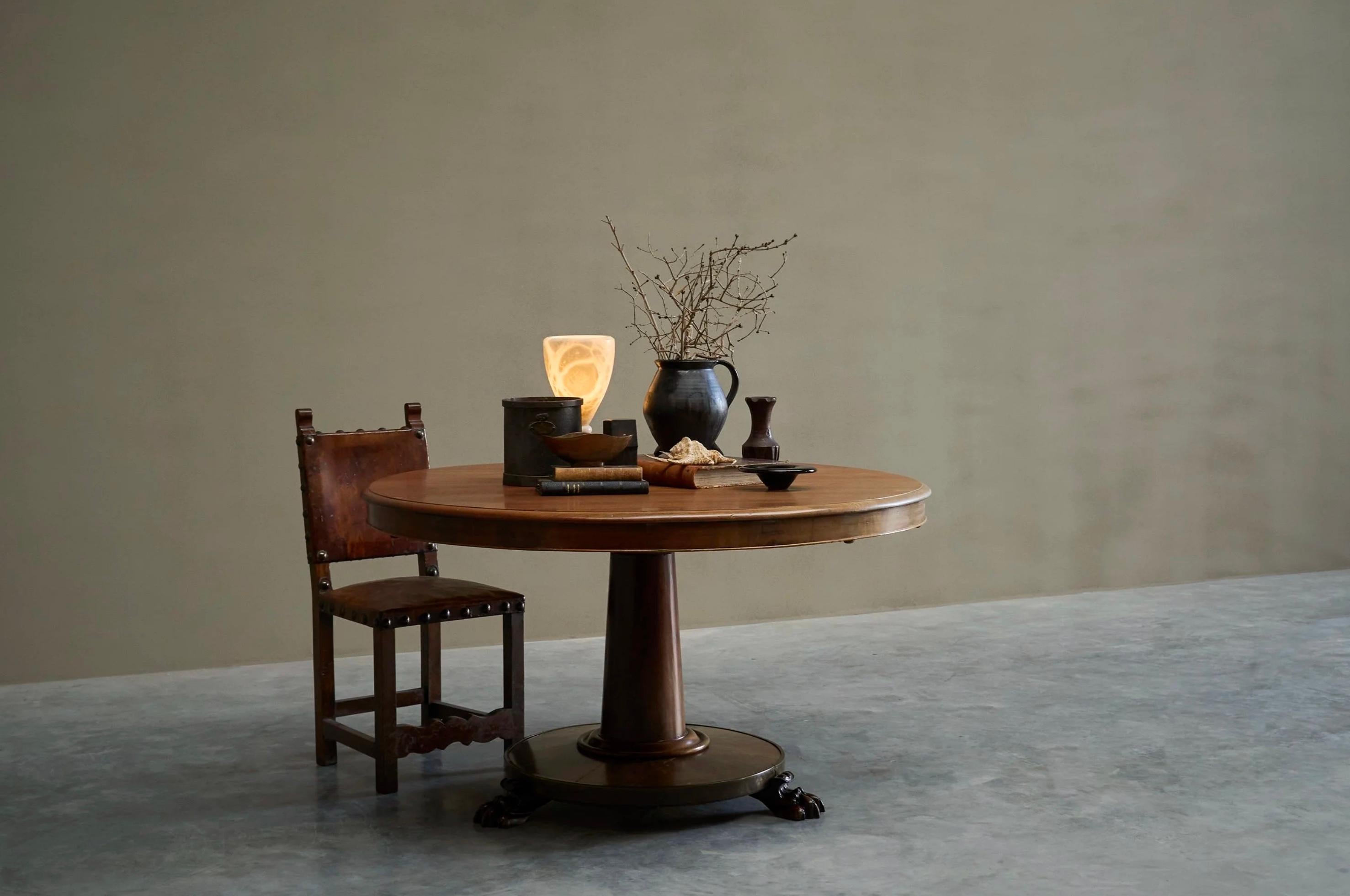 Biedermeier Grand guéridon de la fin du XIXe siècle en bois et laiton patiné en vente