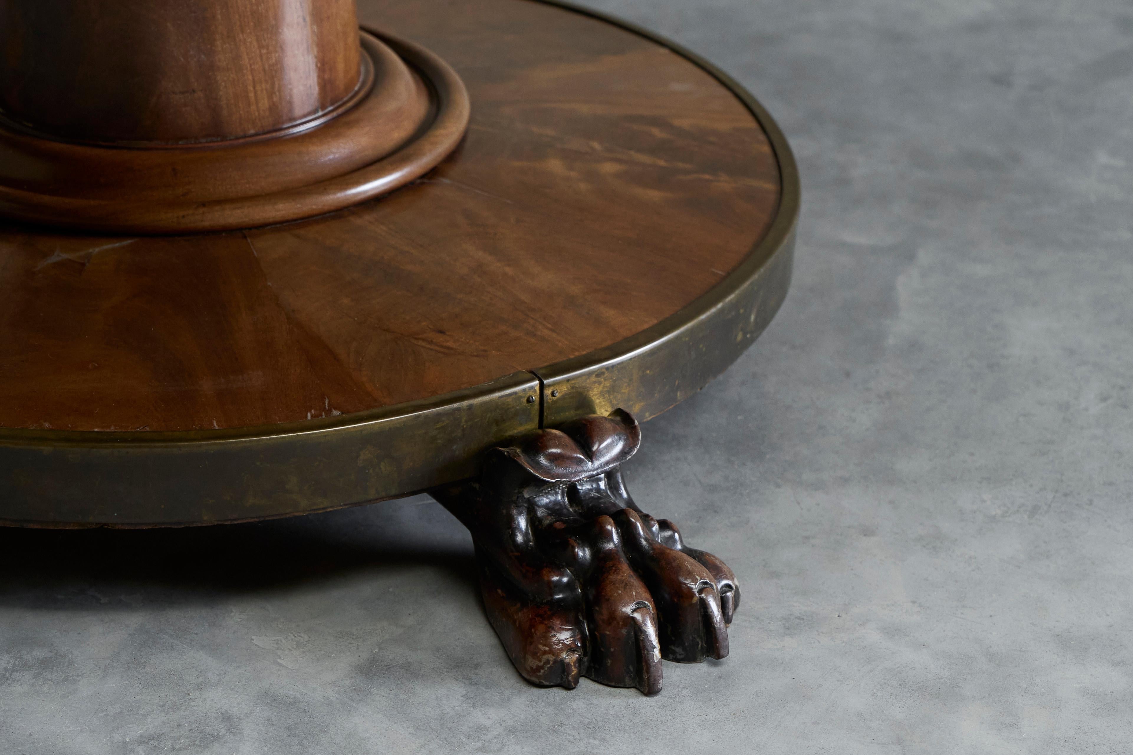 Sculpté à la main Grand guéridon de la fin du XIXe siècle en bois et laiton patiné en vente