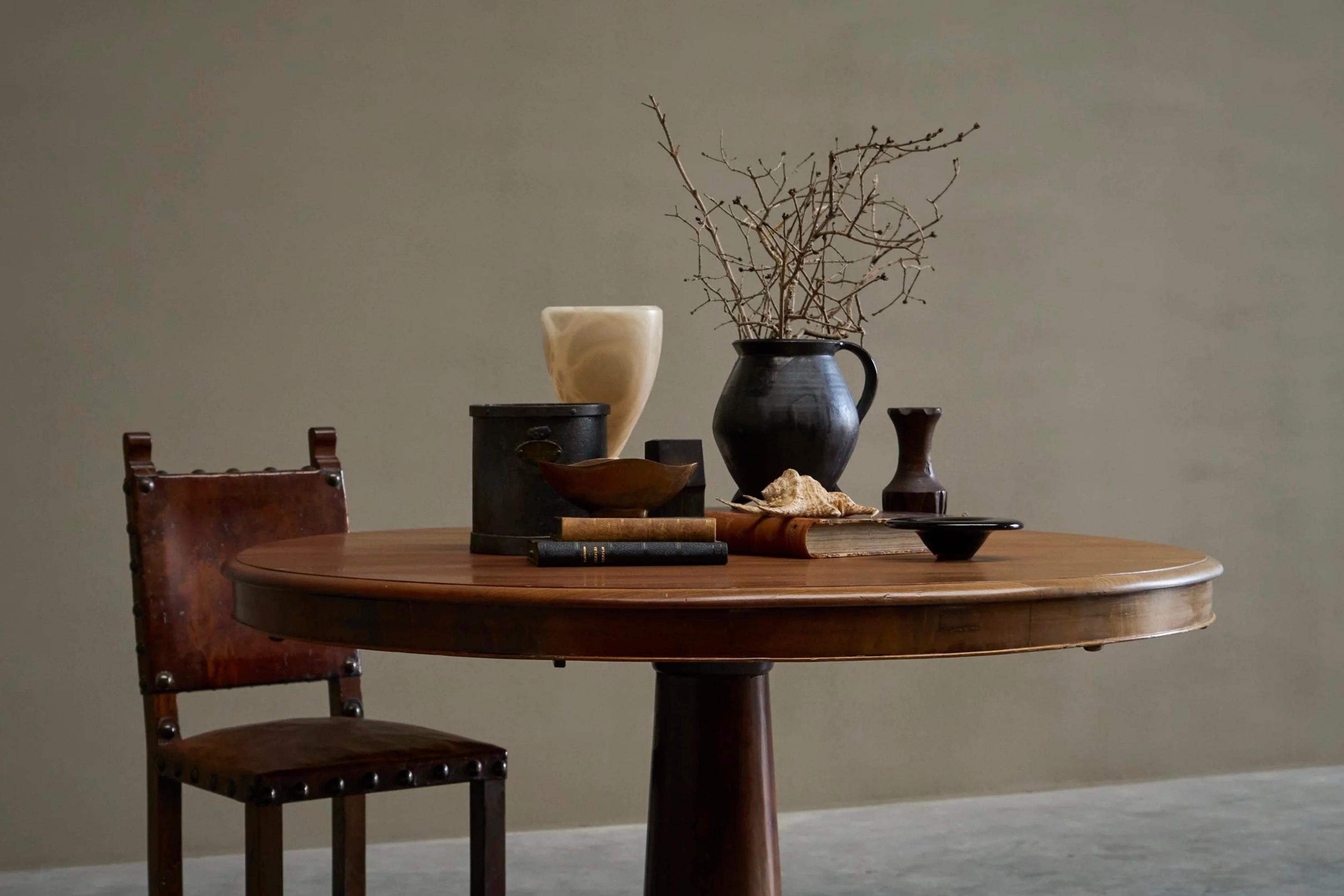 Bois Grand guéridon de la fin du XIXe siècle en bois et laiton patiné en vente