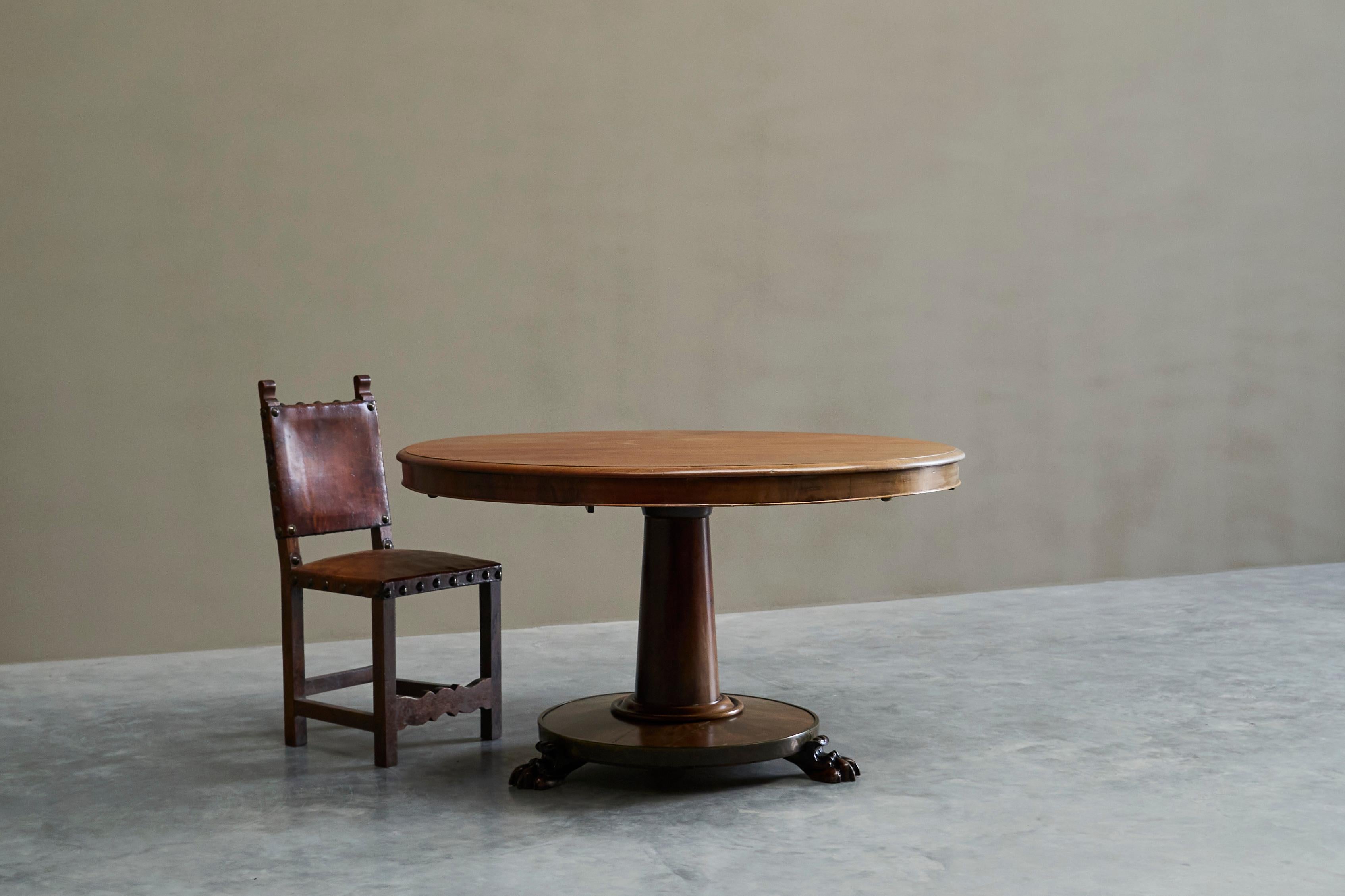 Grand guéridon de la fin du XIXe siècle en bois et laiton patiné en vente 1