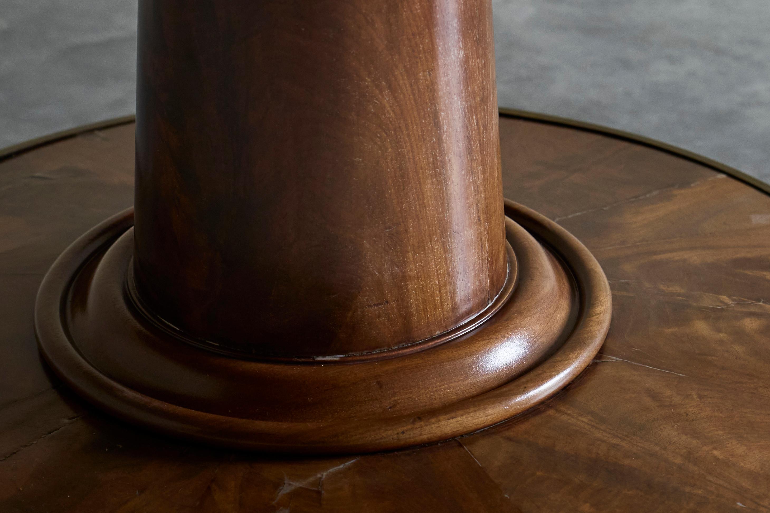 Grand guéridon de la fin du XIXe siècle en bois et laiton patiné en vente 2