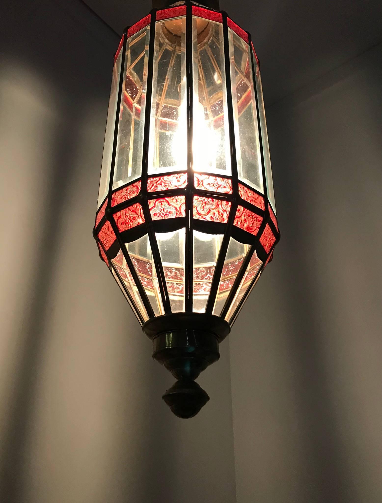 Grande lampe suspendue/lanterne de la fin du 20e siècle en verre biseauté et cadre en laiton en vente 2