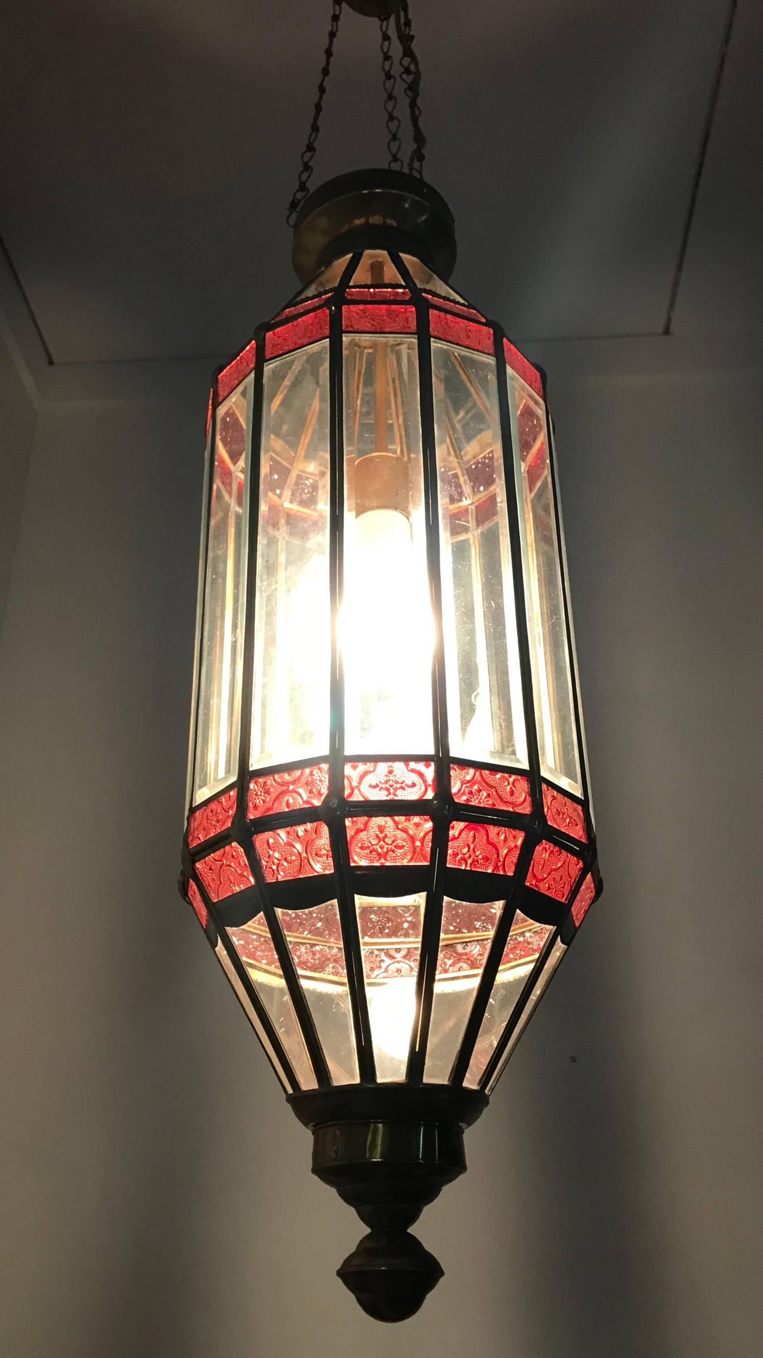 Grande lampe suspendue/lanterne de la fin du 20e siècle en verre biseauté et cadre en laiton en vente 3