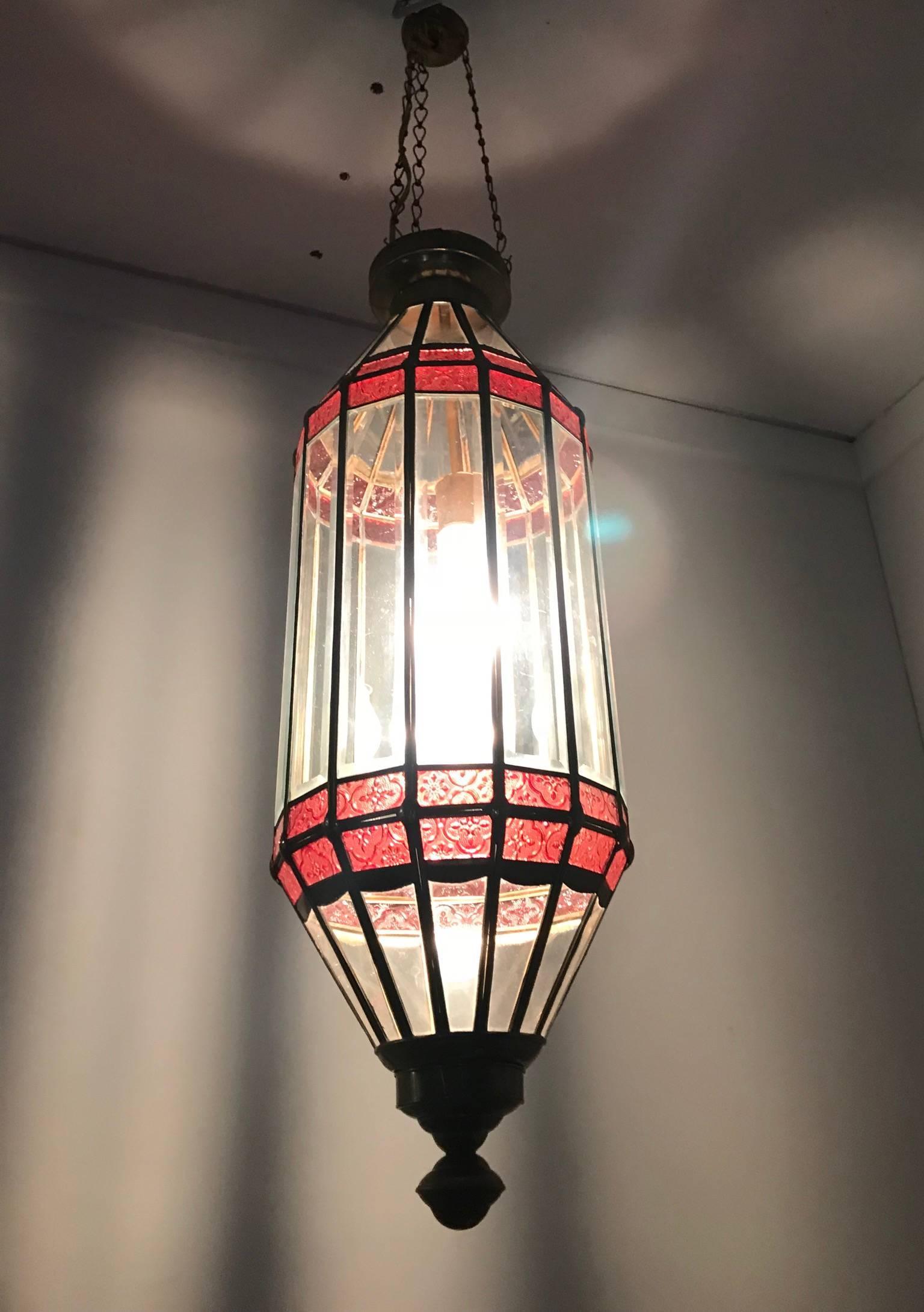 Grande lampe suspendue/lanterne de la fin du 20e siècle en verre biseauté et cadre en laiton en vente 4