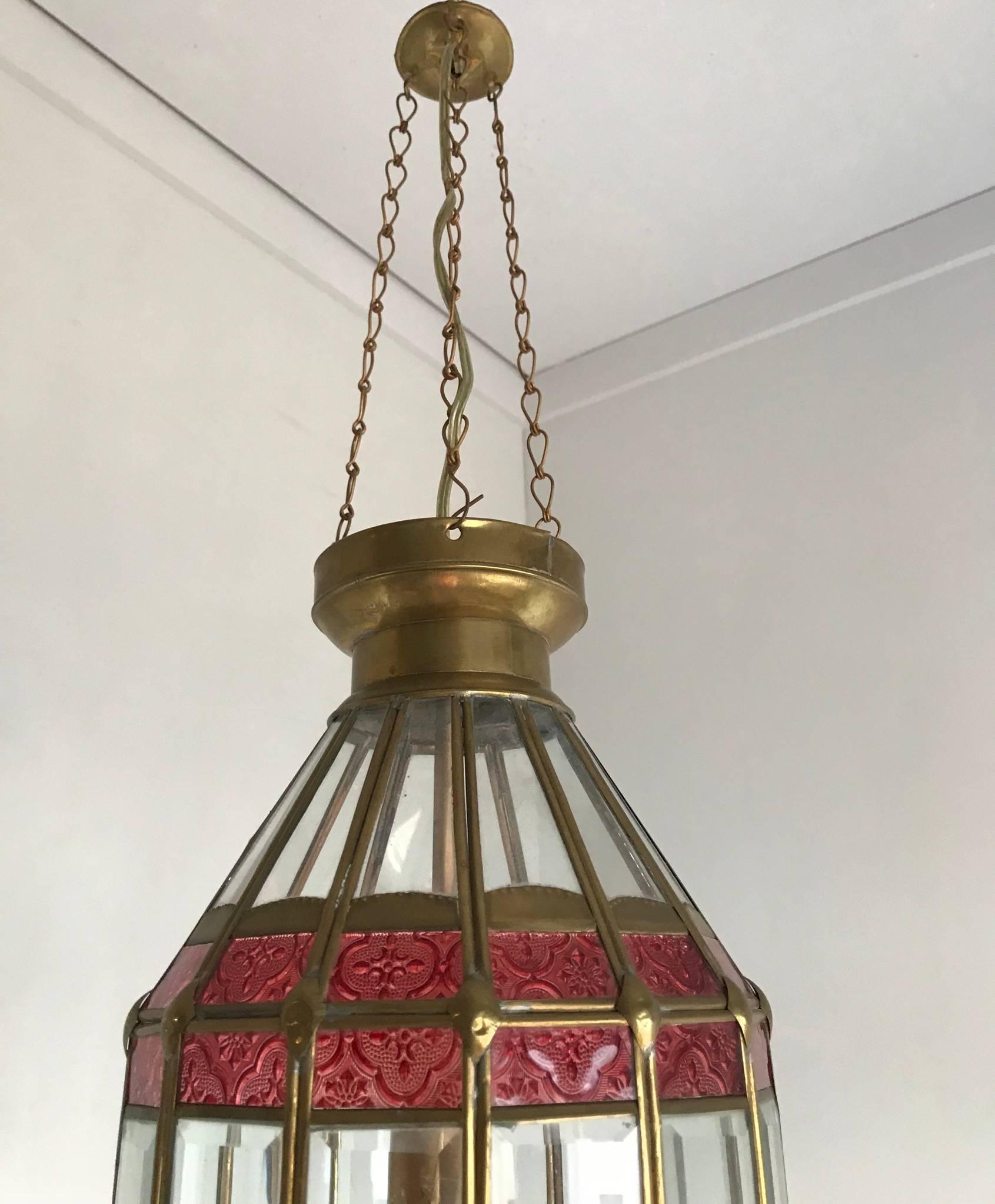 Islamique Grande lampe suspendue/lanterne de la fin du 20e siècle en verre biseauté et cadre en laiton en vente